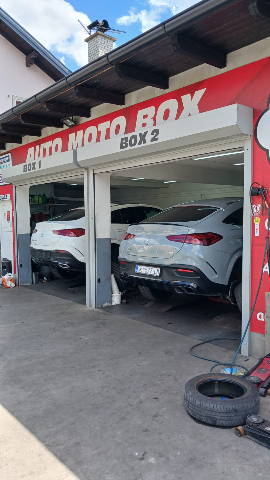 Radiona AutoMotoBox s modernim servisnim boksima za popravak vozila