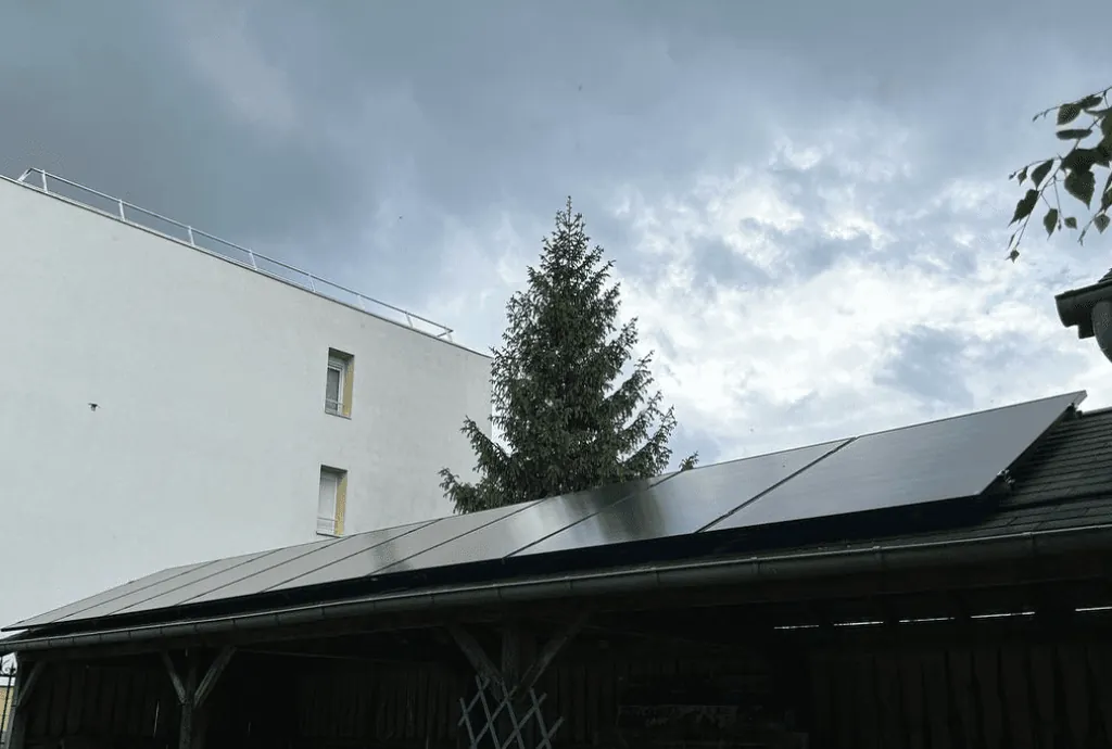 Photo d'un toit d’une maison à Compiègne équipée de panneaux photovoltaïques dont l'installation a été faite par Solarock.