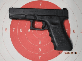 Glock 17 pistola semiautomatica calibro 9x21 con castello polimerico, carrello in acciaio e impugnatura texturizzata Gen5, fotografata su sfondo neutro