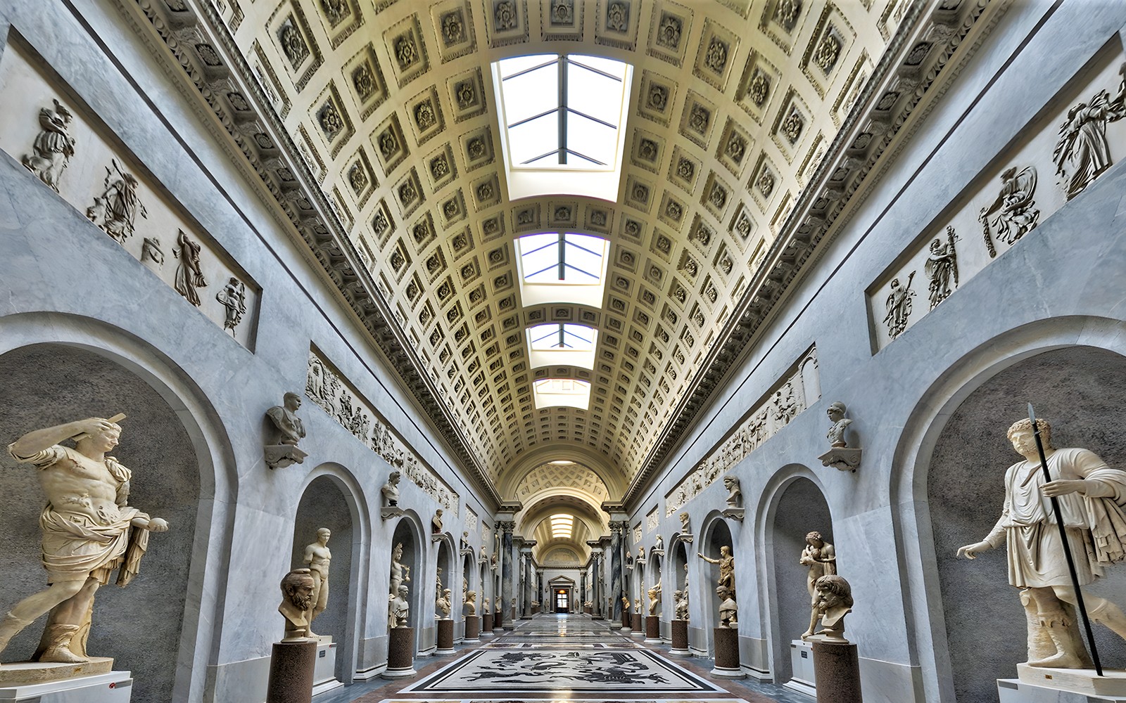 在罗马的梵蒂冈博物馆导览中,旅游团正在欣赏西斯廷教堂天花板的艺术作品。