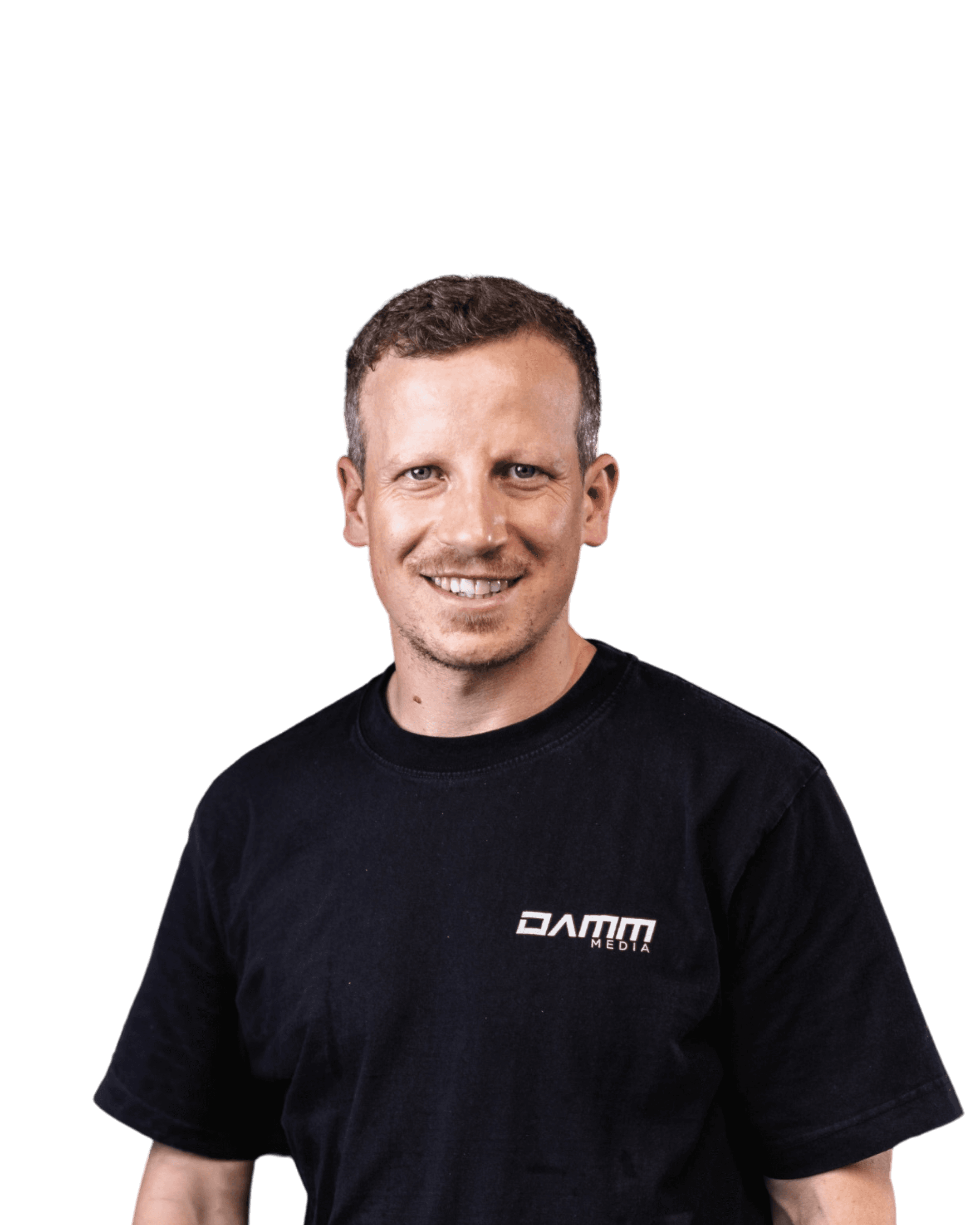 Portrait des Vertriebsleiters "Michael" von Damm Media in einem Königsblauen Anzug mit einem hellblauen Hemd ohne Krawatte.
