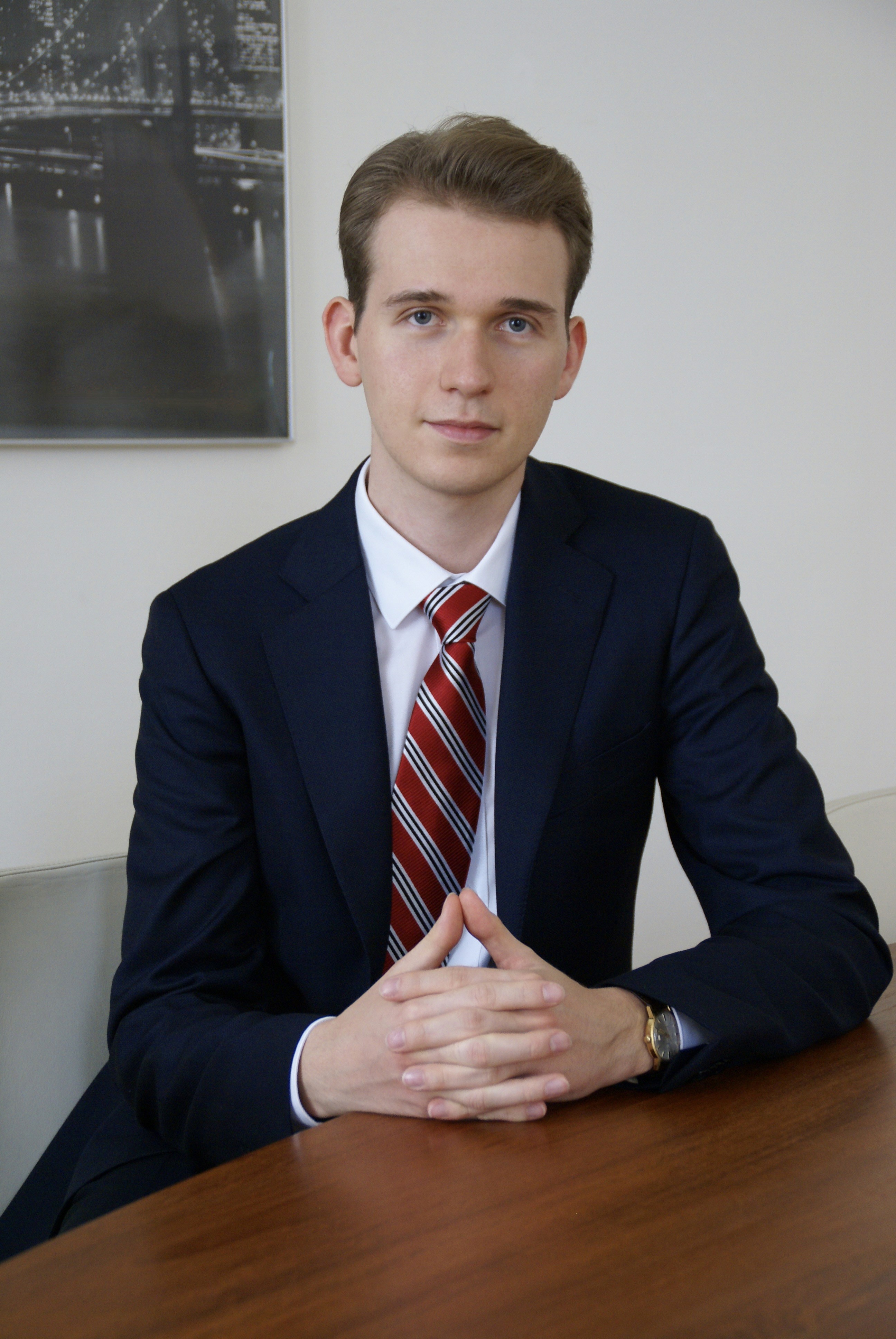 Berater sitzt bei Tisch.