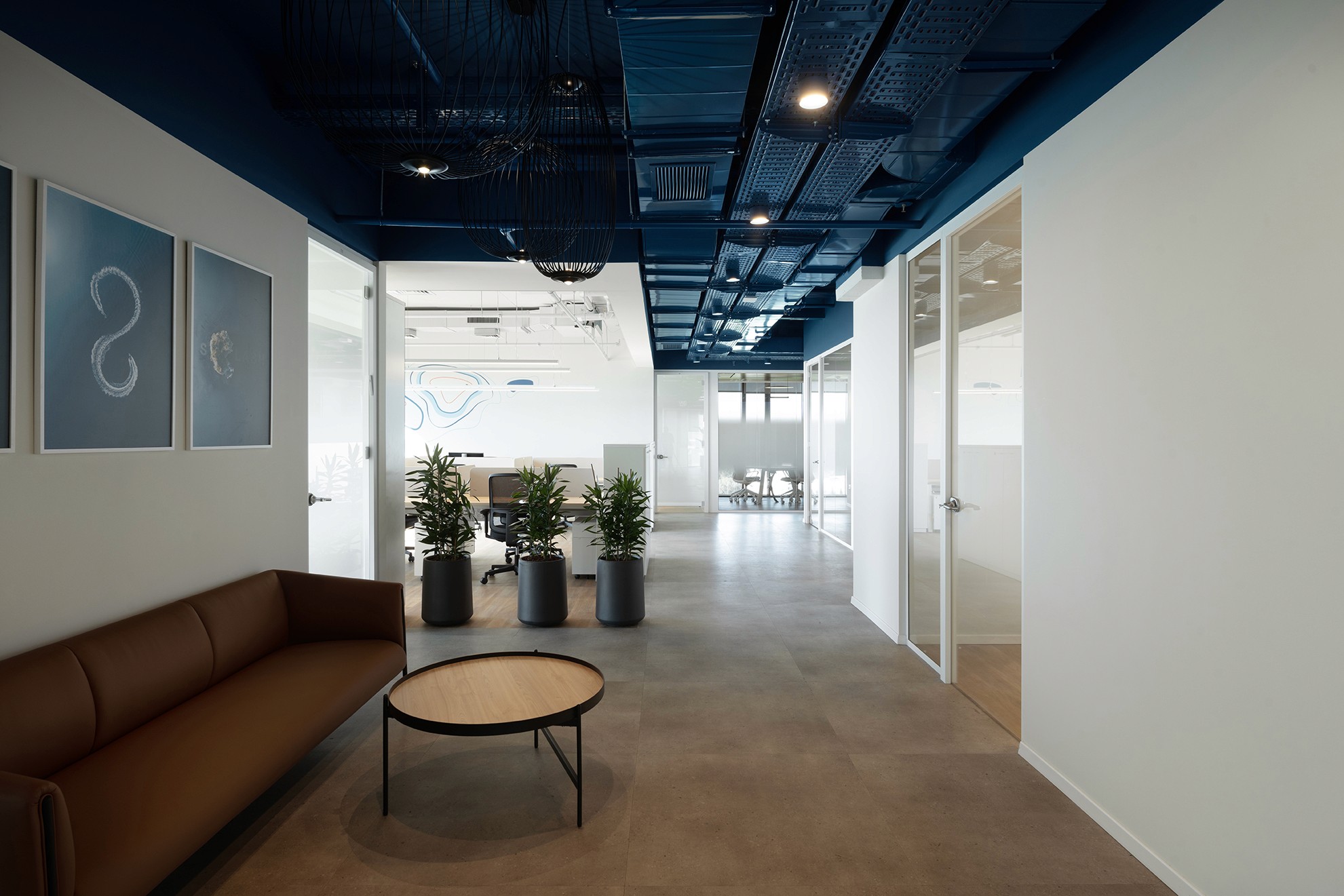 חדר ישיבות בלתי-פורמלי (Huddle Room) בתוך "קוביית זכוכית", המשלב פרטיות אקוסטית עם חיבור ויזואלי לחלל המשרד