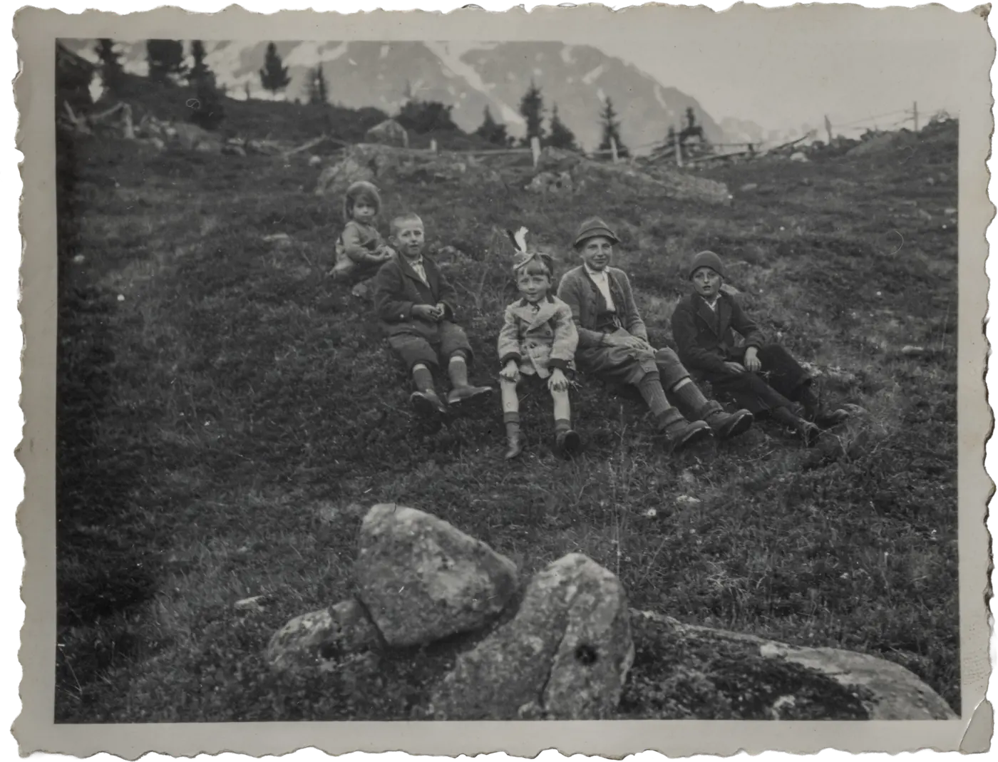 Ein altes schwarz weiß Bild von 5 Kindern welche auf einer Wiese in den Ötztaler Bergen sitzen.