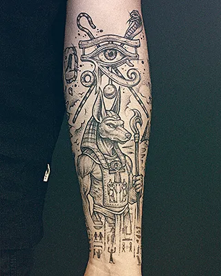 Tatouage egyptien ankh Anubis par Julien Joolz — Grinoir Tattoo