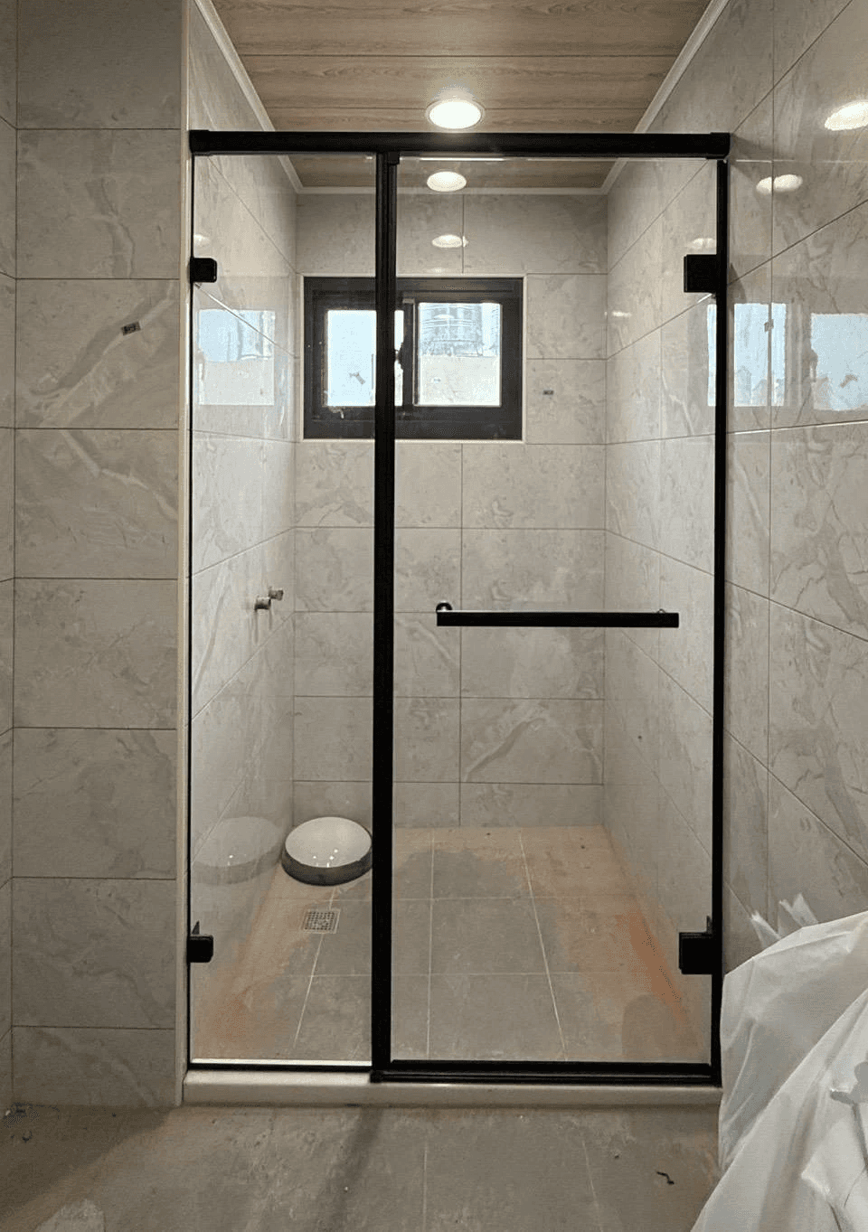 一字型黑夾具與黑磁條內貼防爆膜無框淋浴門