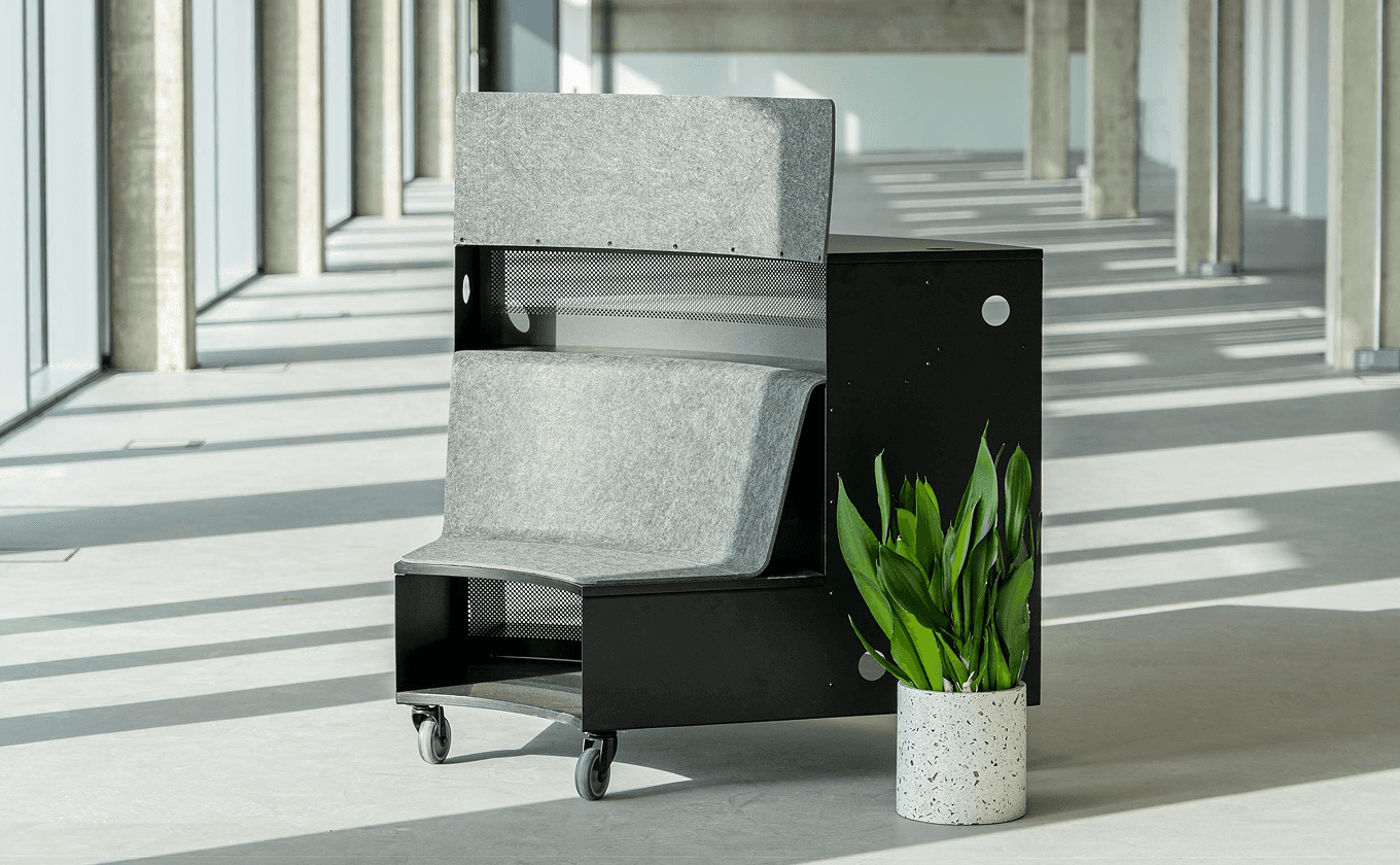 Modulares SCOPE Sitzmodul in grauem Filz und Metall in moderner Büroarchitektur.