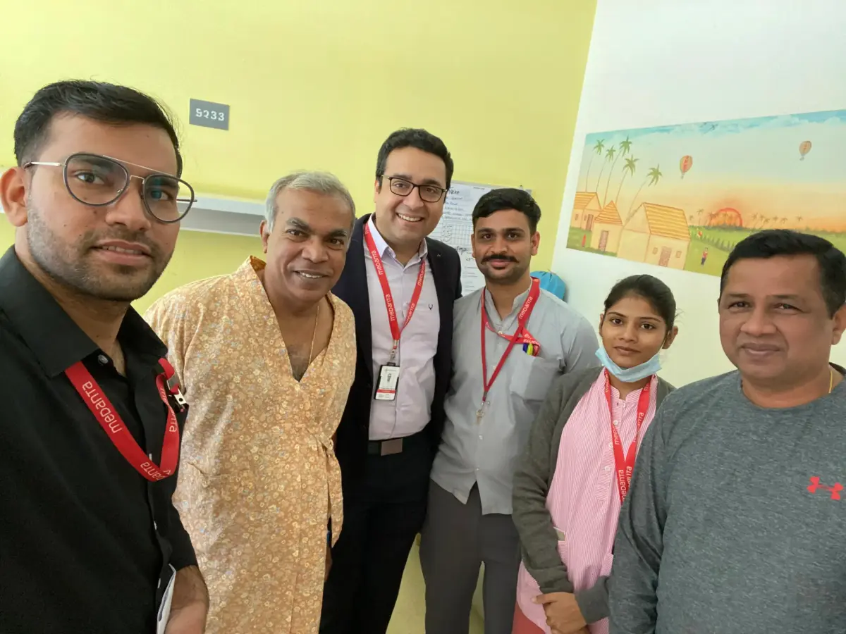 Dr. Tushar Aditya Narain और उनकी specialized medical team एक testicular cancer patient और family के साथ सफल recovery का जश्न मना रही है।