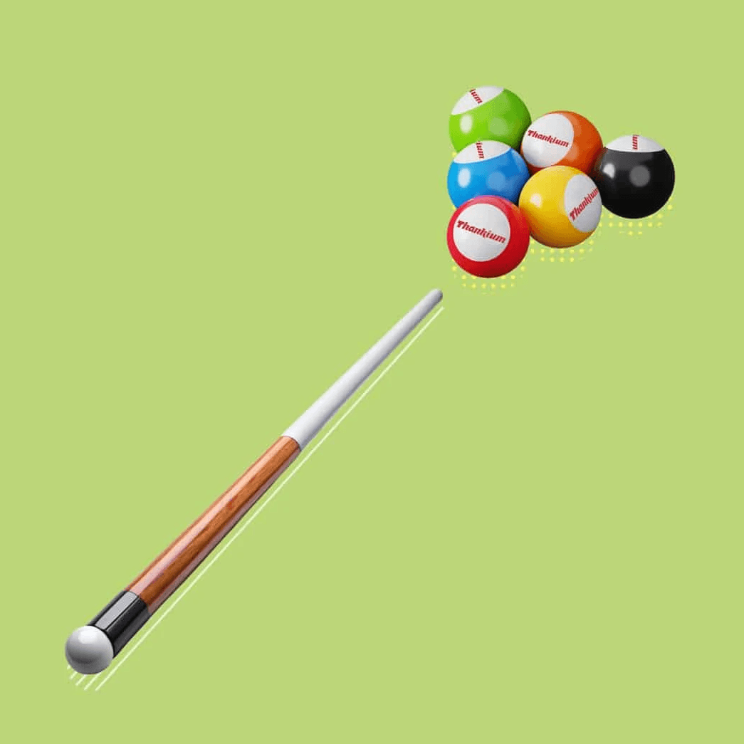 Taco de billar y bolas coloridas sobre fondo verde.