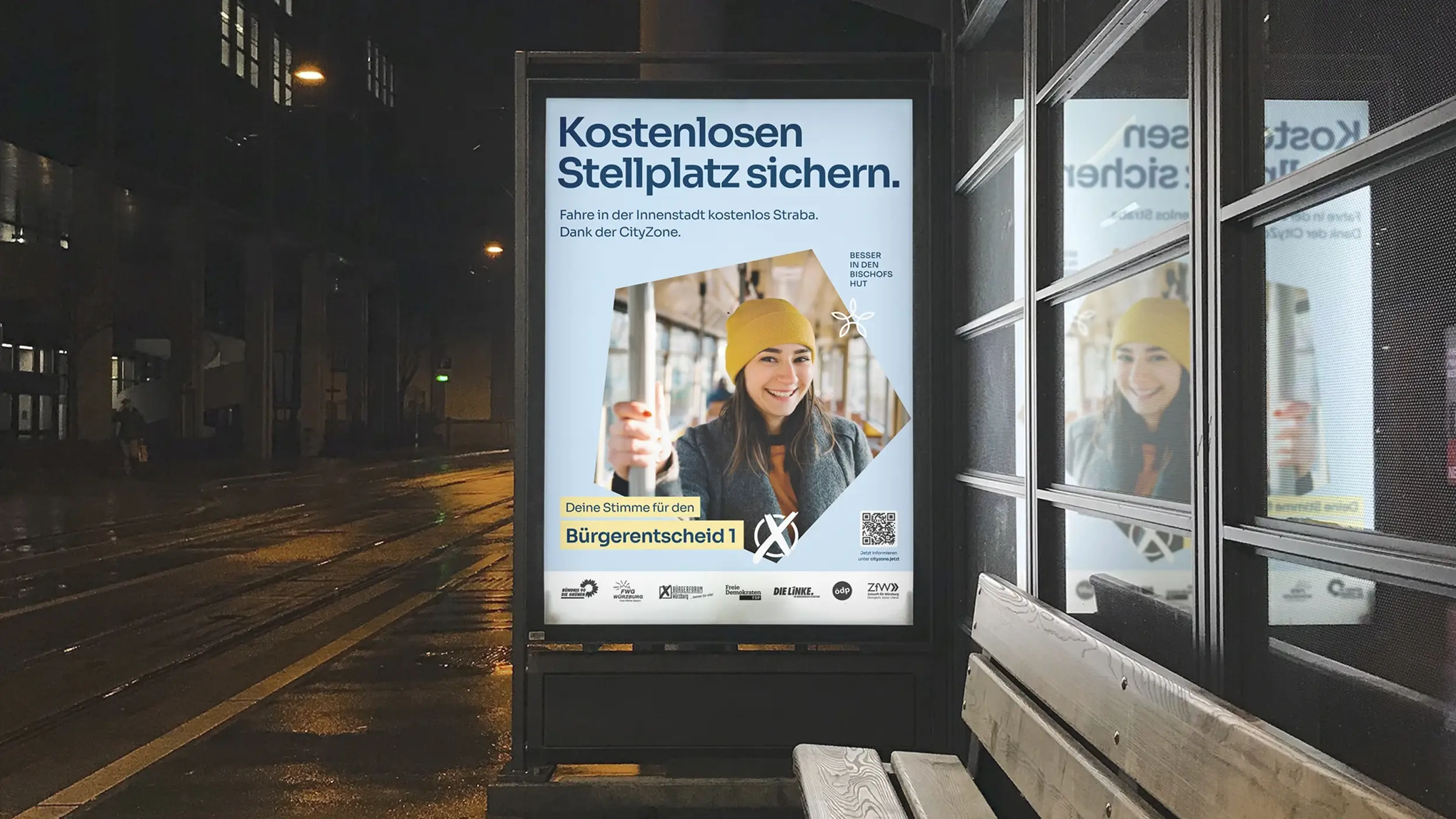 Beleuchtetes Citylight-Poster mit Frau in der Straßenbahn und Claim „Kostenlosen Stellplatz sichern“ für die CityZone.