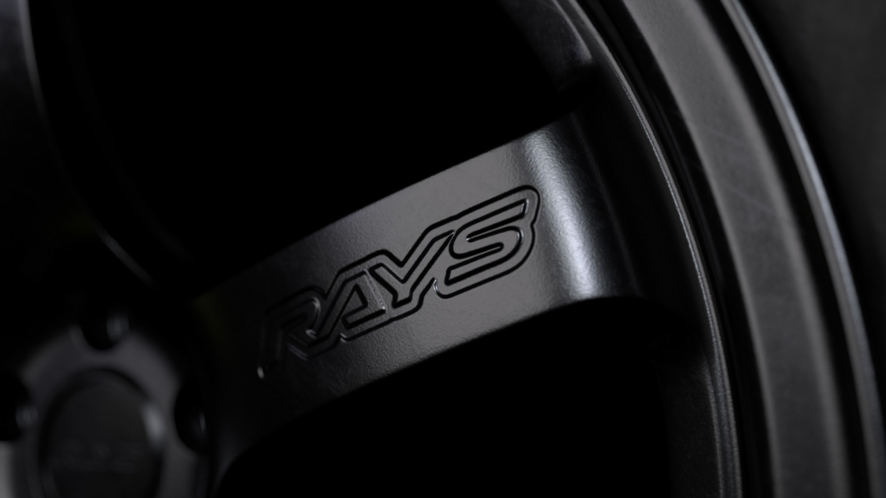 Nahaufnahme der gerenderten Felge mit Fokus auf Markenlogo und Oberflächenstruktur des Speichendesigns