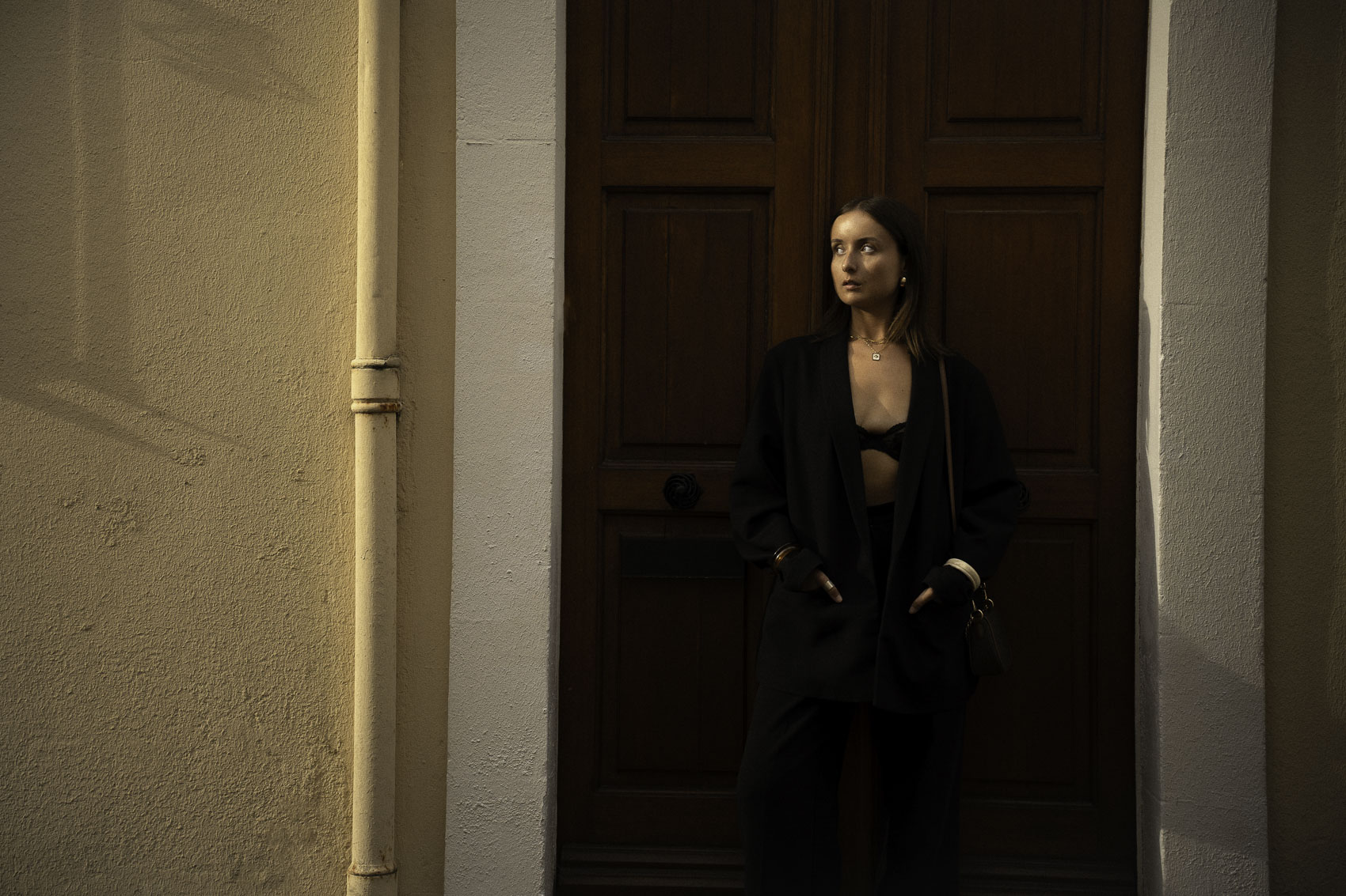 Portrait d’une femme en ville au coucher du soleil, photographie de portrait par Robin Masson