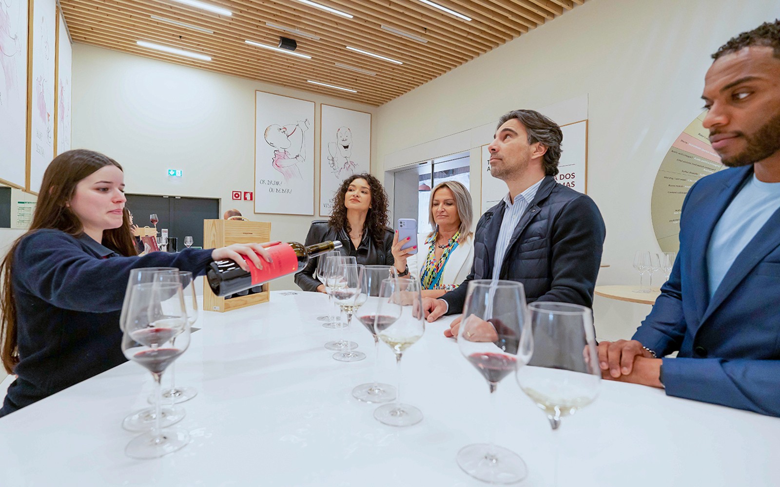 Borkóstoló esemény egy csoporttal a The Wine Experience-nél.
