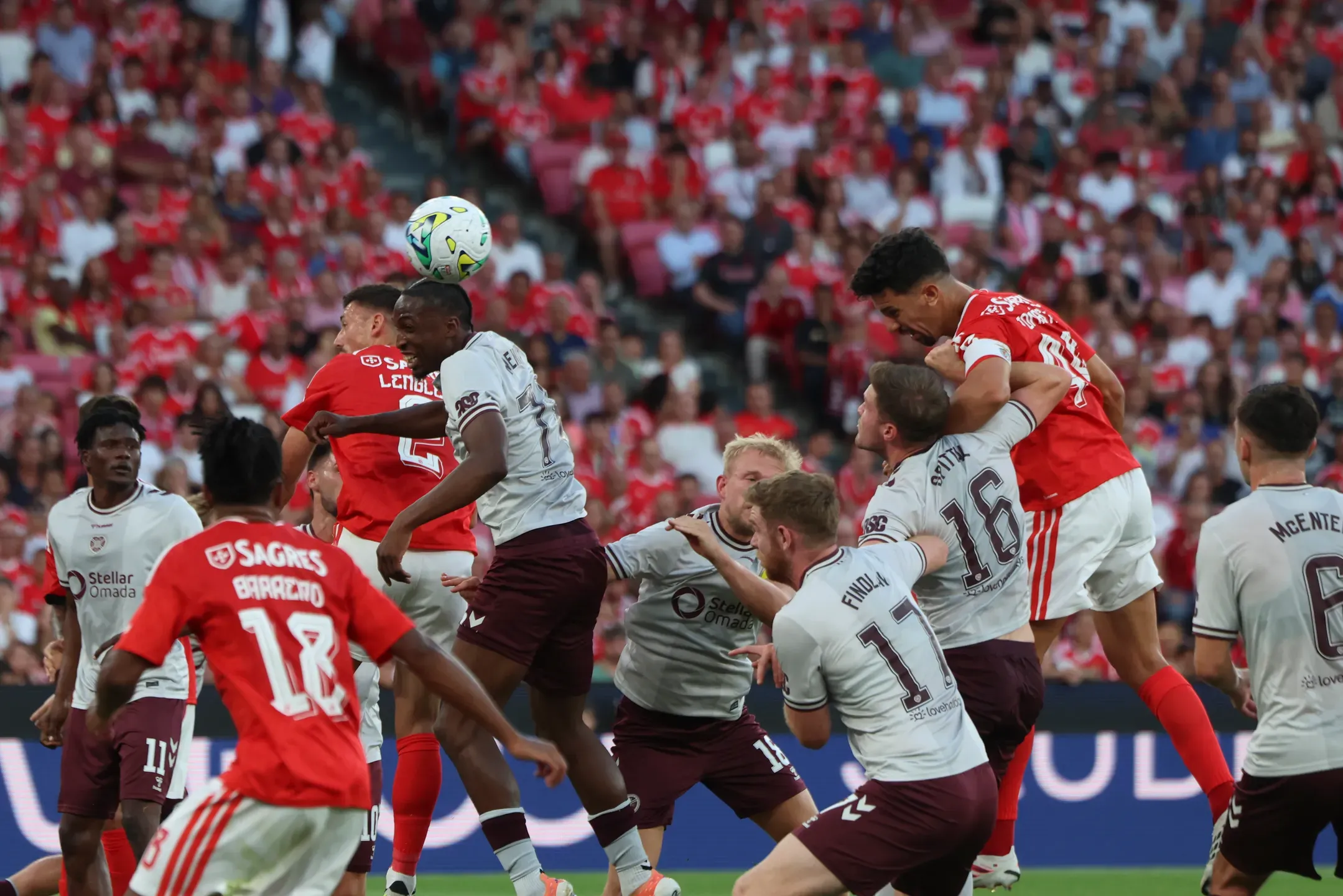Benfica empata na Escócia com o Hearts e confirma apuramento tranquilo