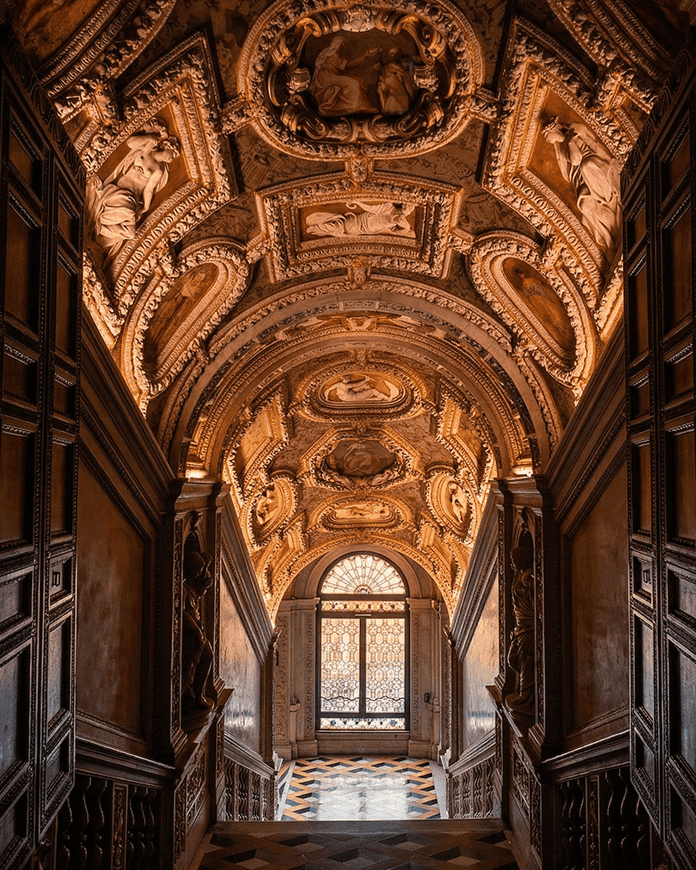 Парадная Золотая лестница во Дворце дожей в Венеции с богатым декором