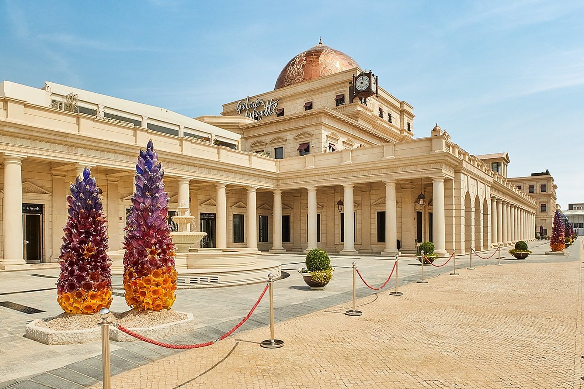 Katara Plaza et ses coupoles, à Doha, le bâtiment qui abrite les Galeries Lafayette