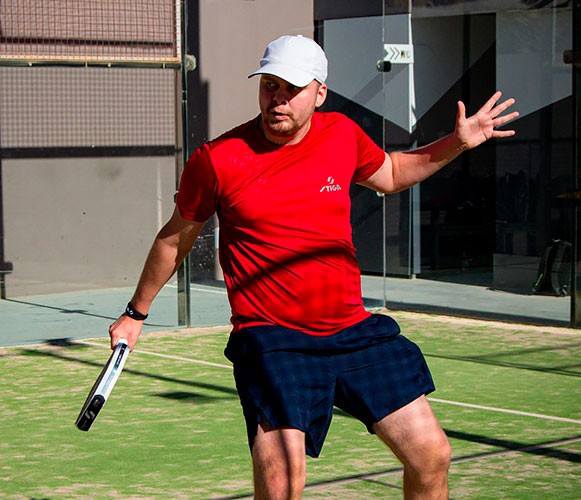Antti Kampman padel-ulkokentällä 