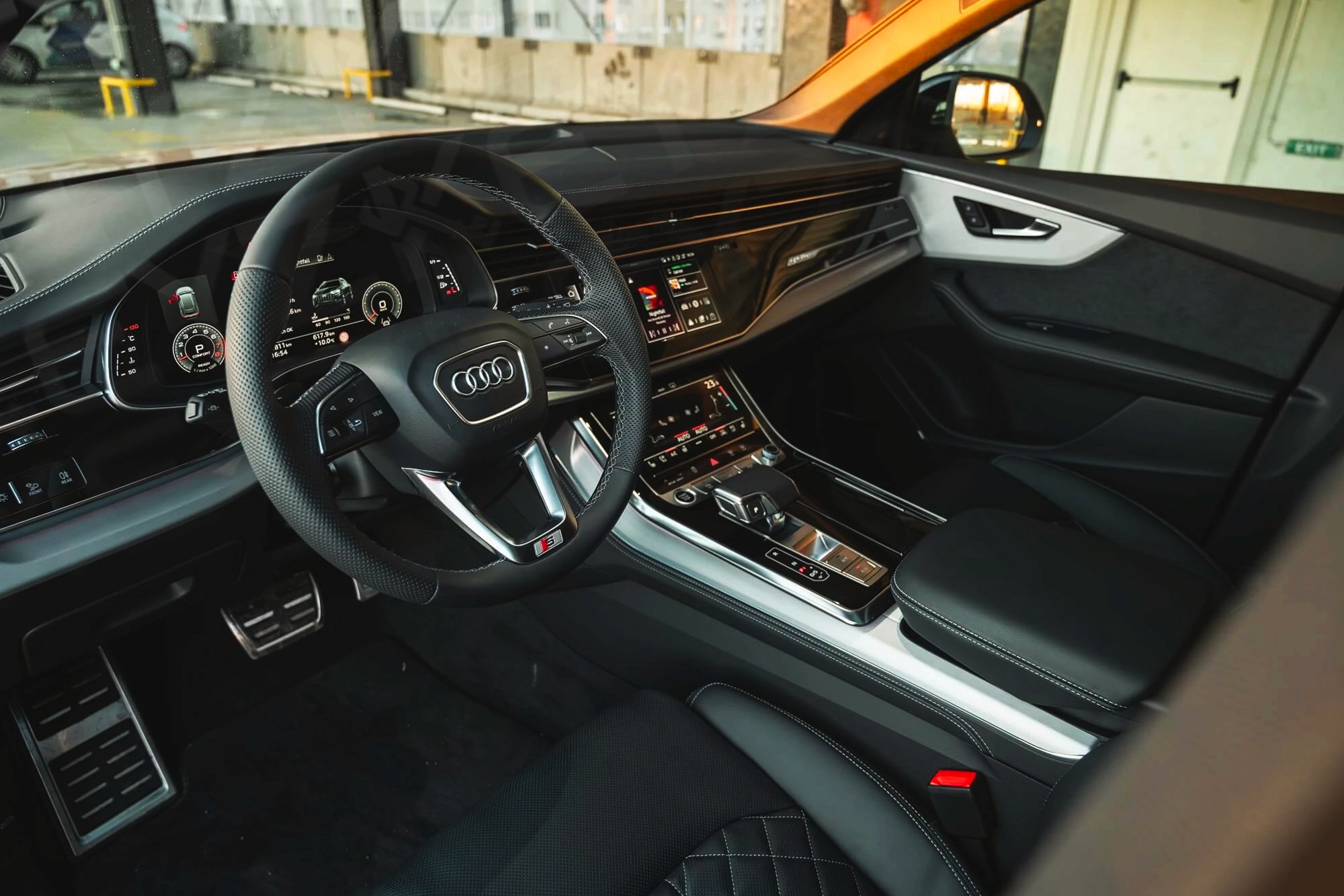 Vue interieur Audi SQ8 Beige – Location SUV à Dubaï | Keyz Rent