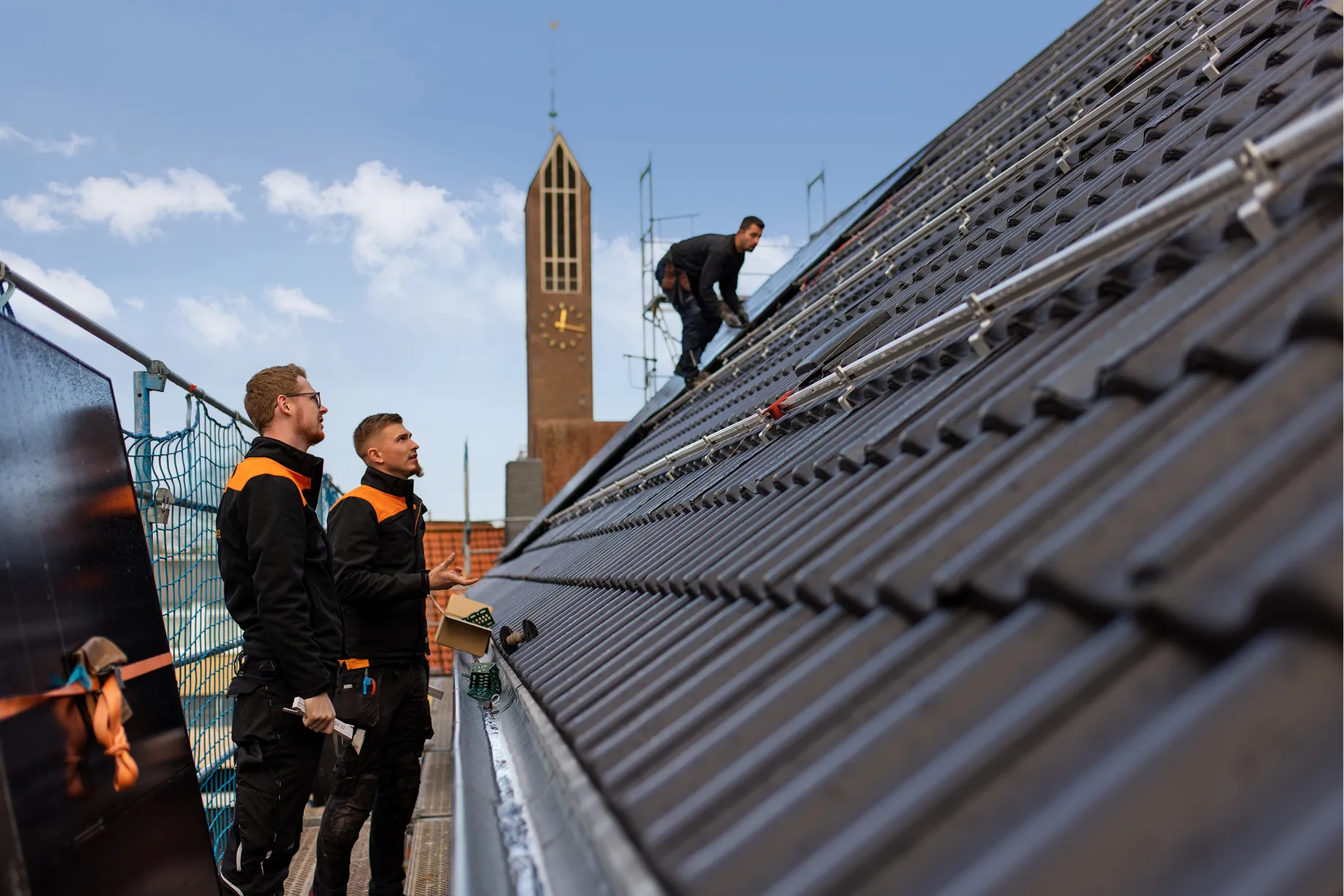 Montagearbeiten an der Unterkonstruktion einer Photovoltaikanlage