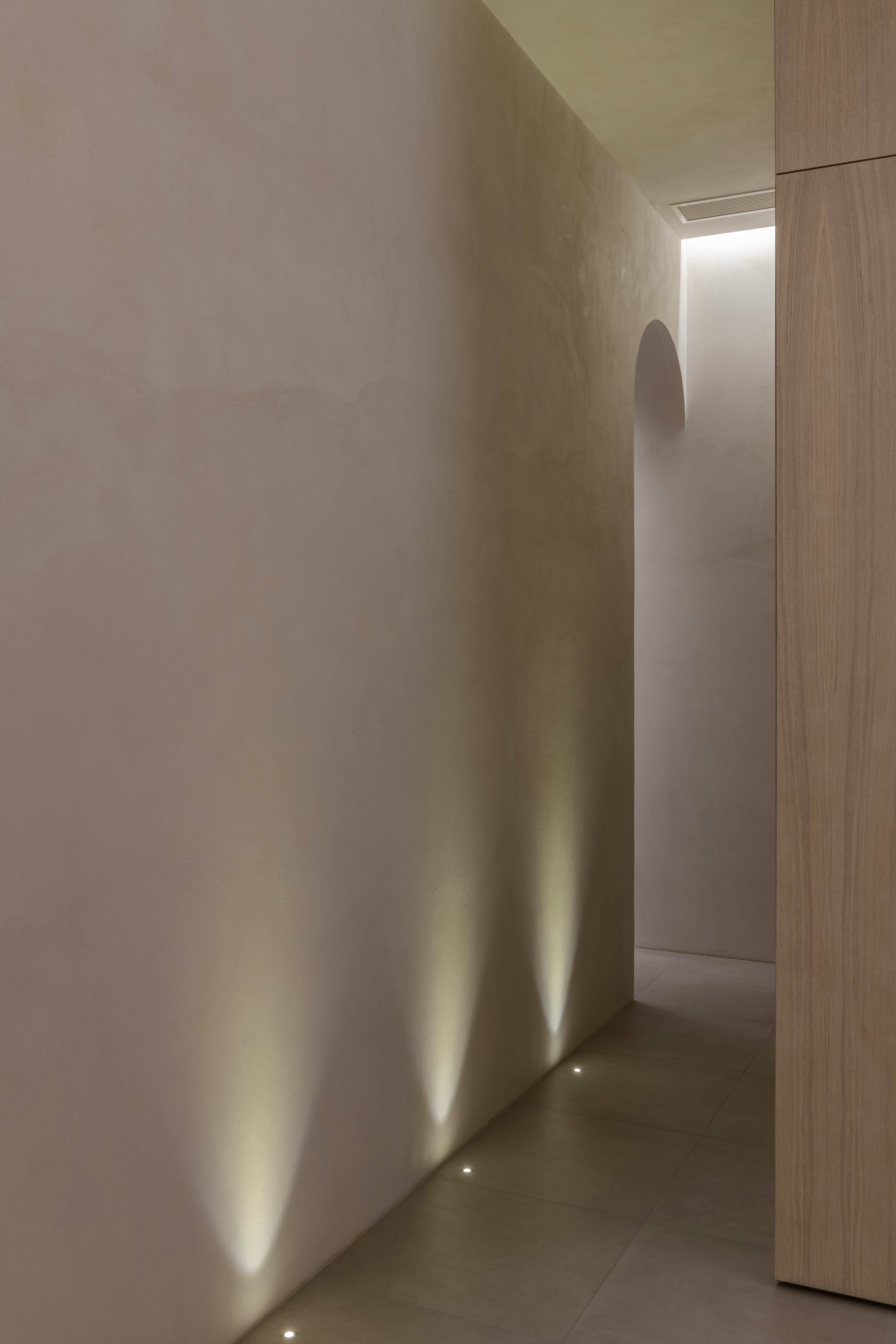 Zacht, abstract portret van een vrouw in profiel, weergegeven met horizontale lichtlijnen.