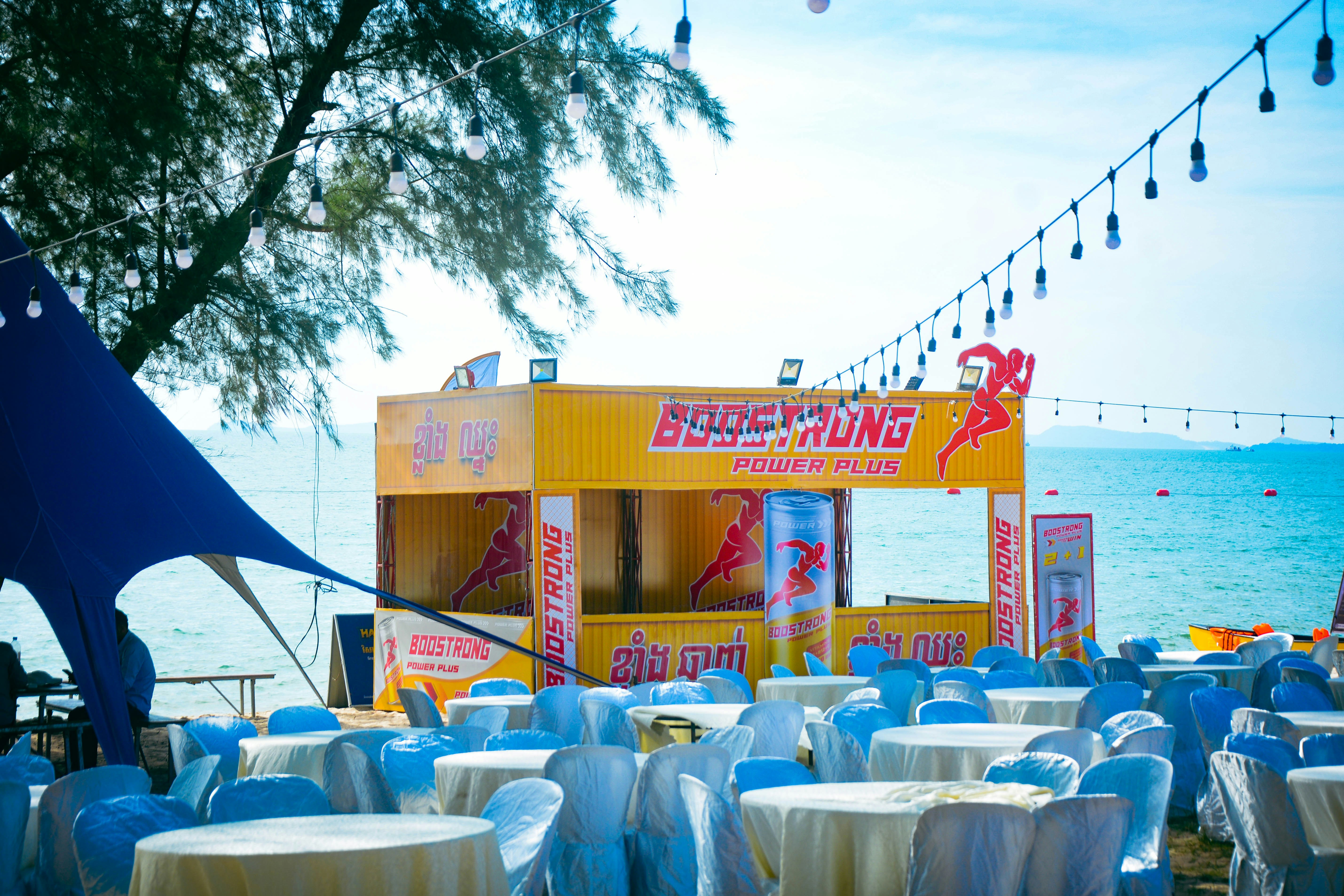 a bunch of tables and chairs that are set up