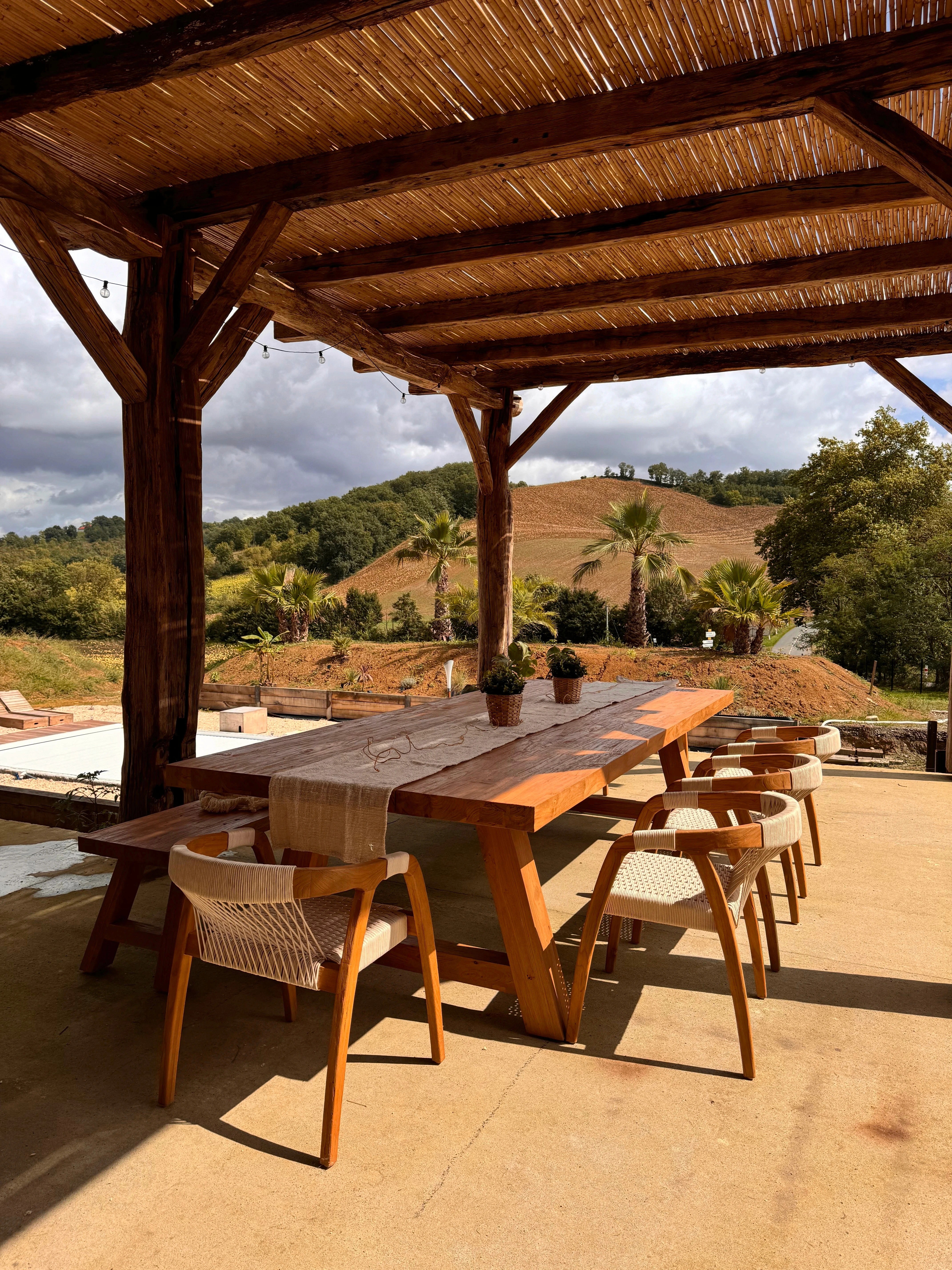 chaise en bois de teck sur fond gris