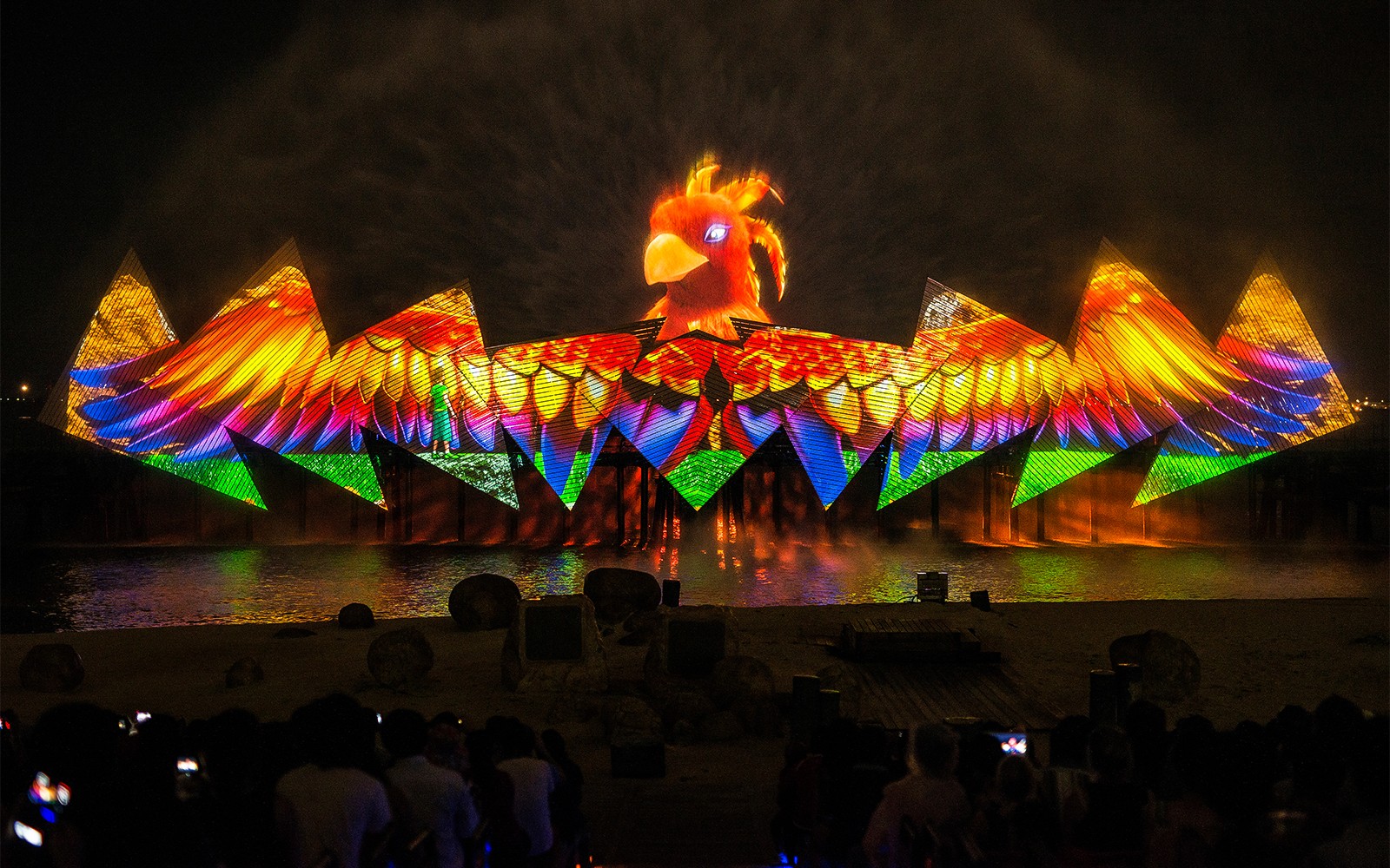 Spectacle nocturne Wings of Time avec projection colorée d'oiseaux sur l'île de Sentosa.