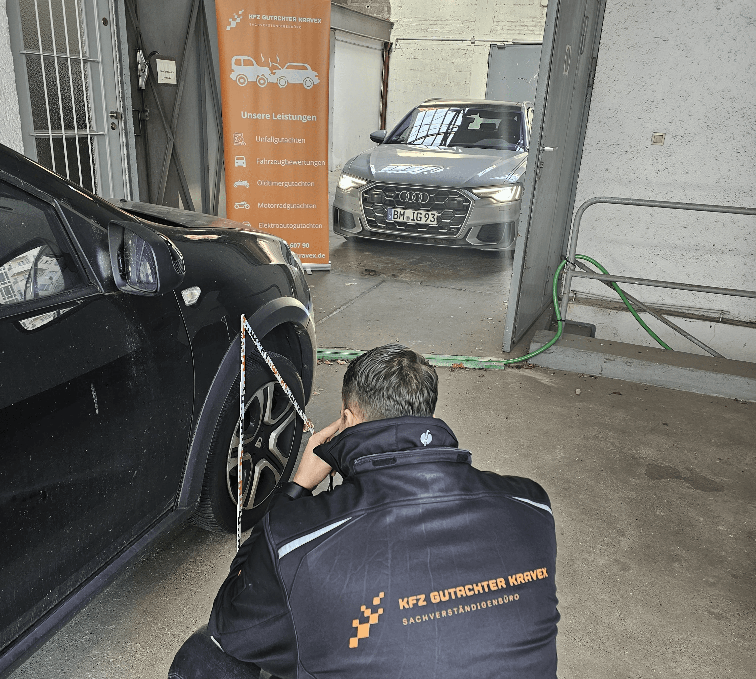 Kfz Gutachter fotografiert Auto von Innen