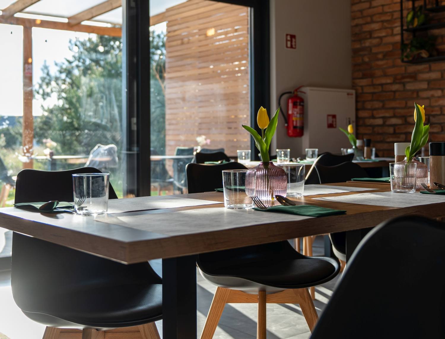 małe spotkanie biznesowe restauracja spokojne wnętrze