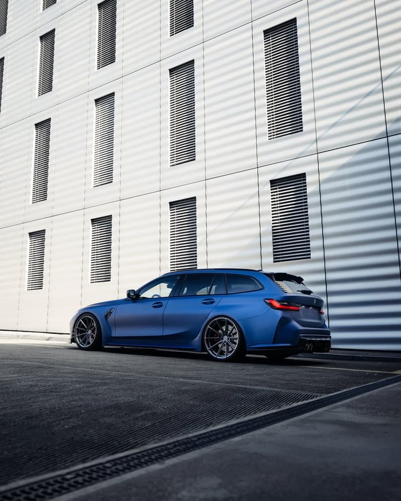 BMW M3 Touring bleue mate en profil latéral