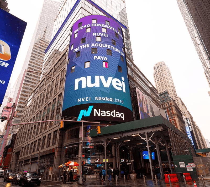 Nasdaq-Turm am Times Square gratuliert Nuvei zur Übernahme von Paya, zum Beitrag über Nuveis Beitritt zur EPI