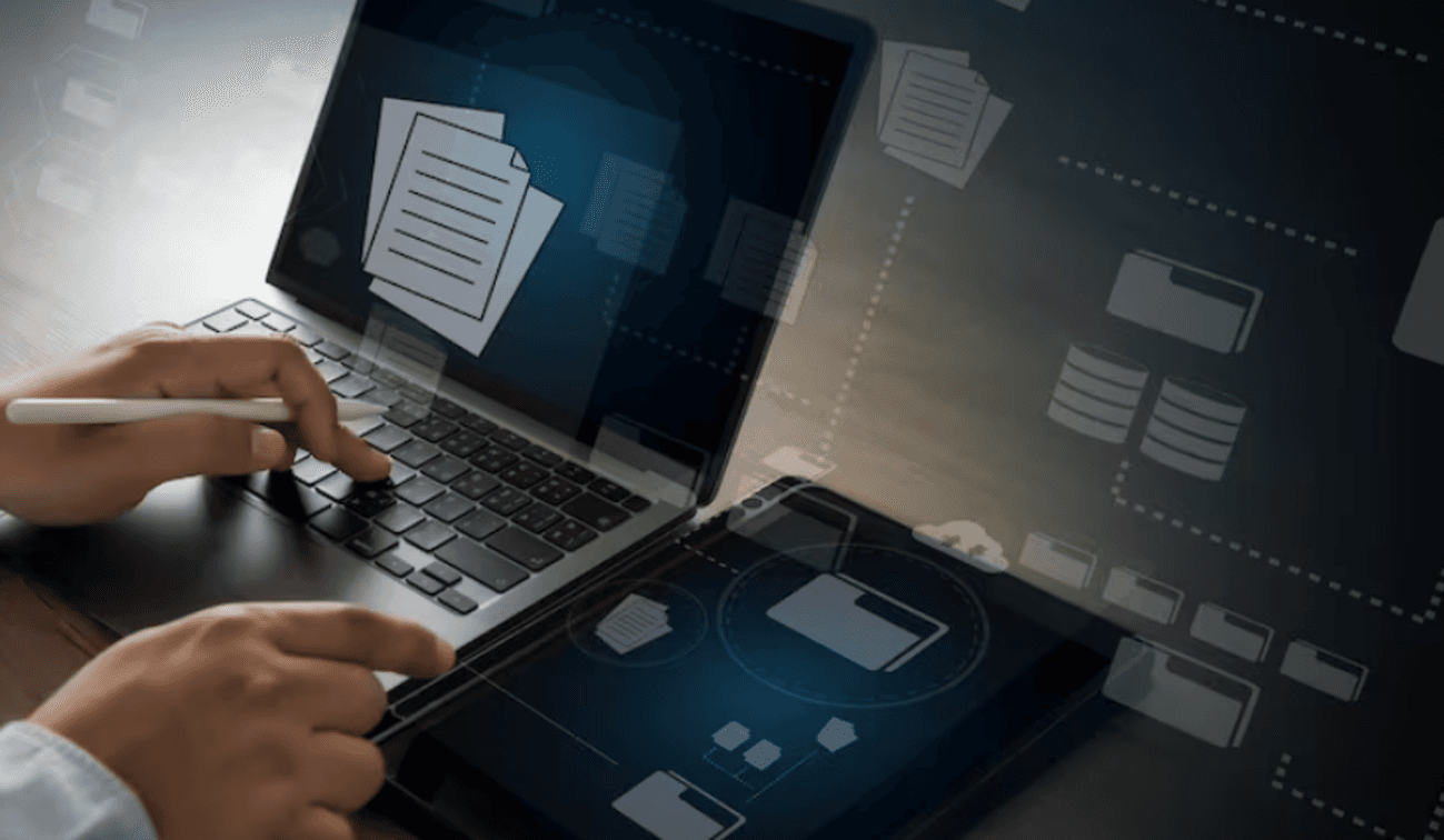Profissional usando notebook e tablet com ícones de pastas e documentos digitais, simbolizando triagem automatizada e gestão eletrônica de documentos públicos.