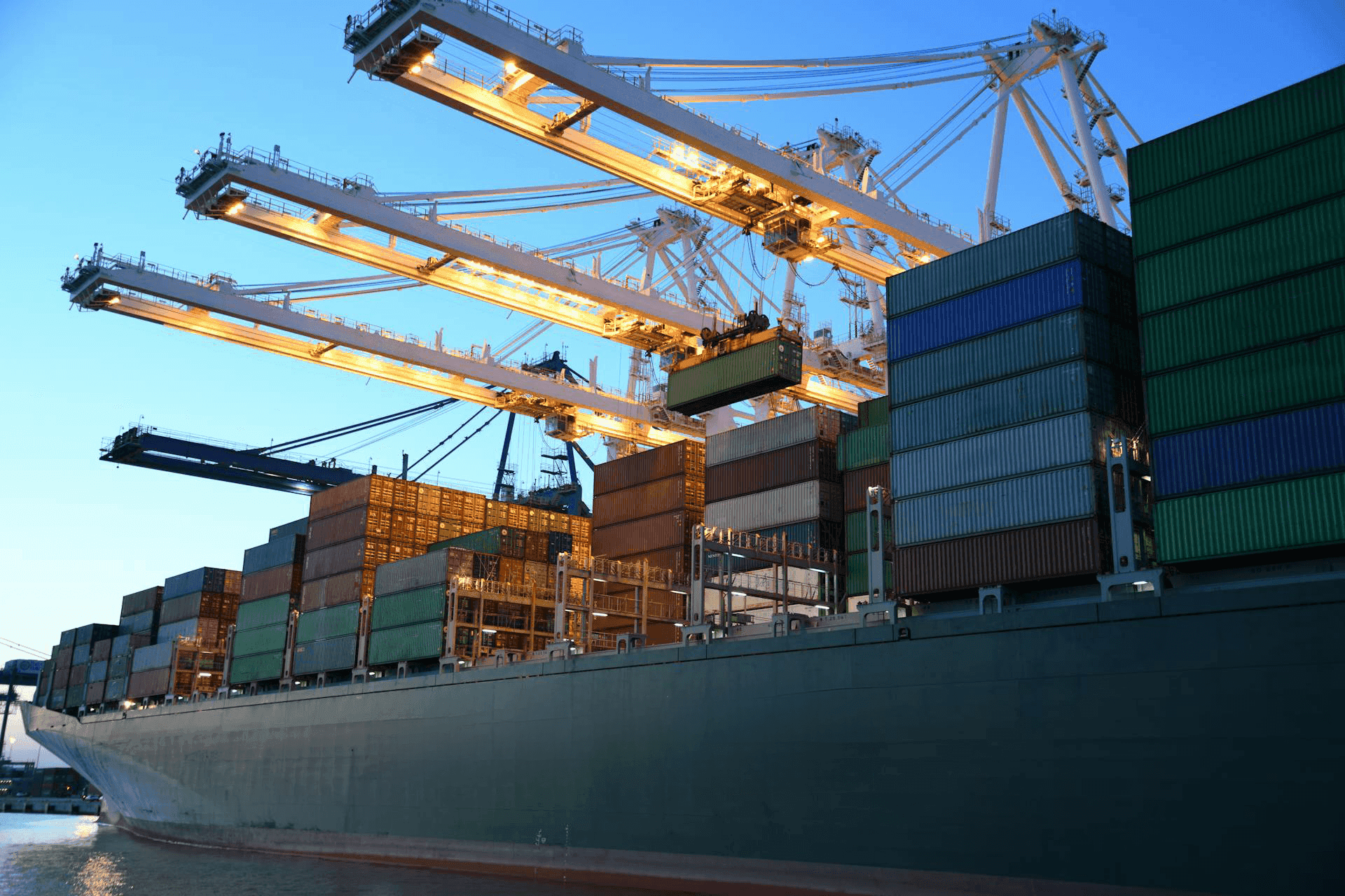 man-receiving-his-parcel-from-a-delivery-driver