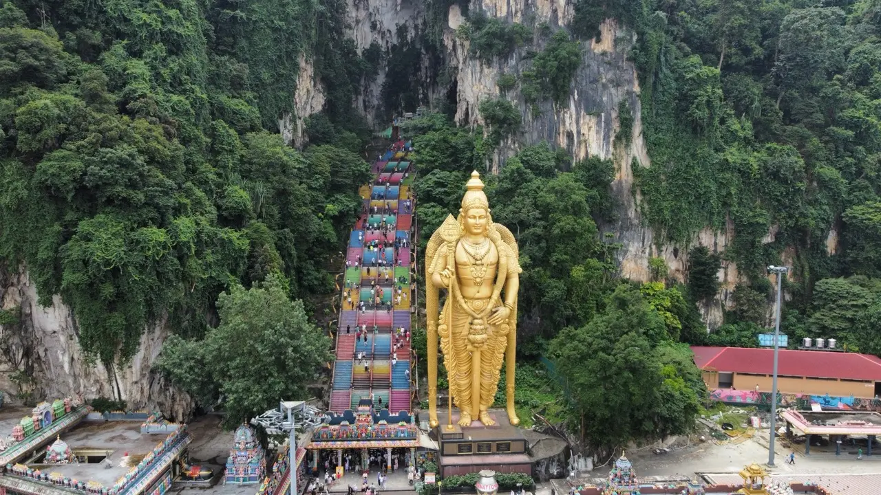 het gouden beeld van de batucaves met de gekleurde trappen