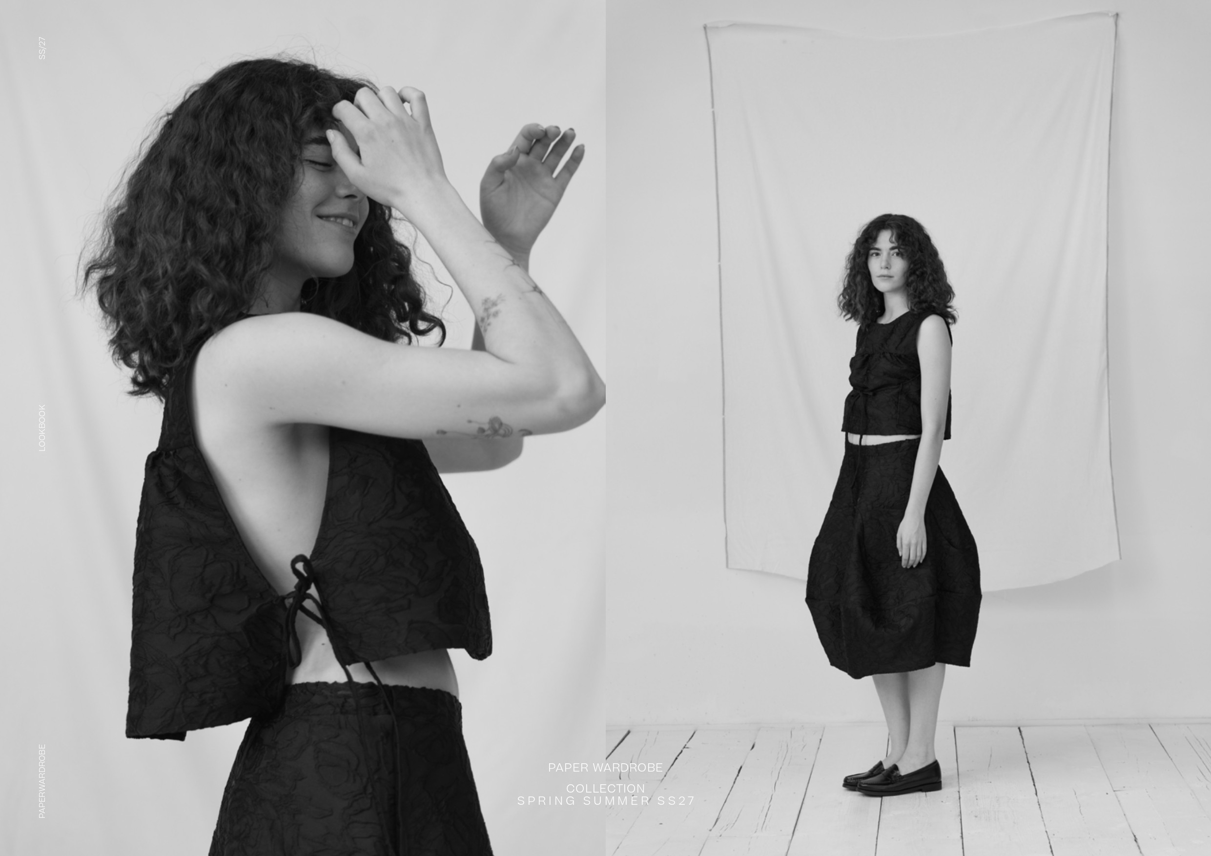 Dans un lookbook en noir et blanc, une mannequin porte un top  sans manche et une jupe ample sombre