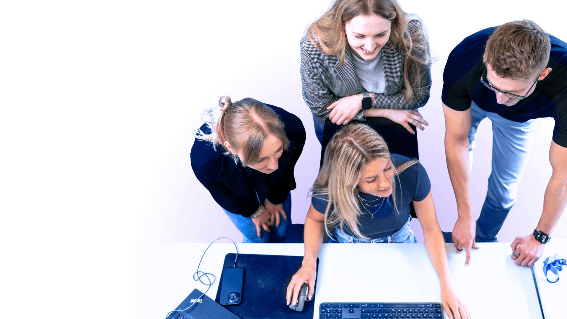 Mehrere Personen arbeiten an KI-Implementierung