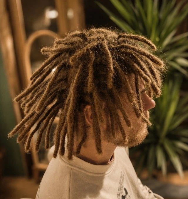 Finition des dreadlocks avec des pointes arrondies pour un rendu harmonieux.