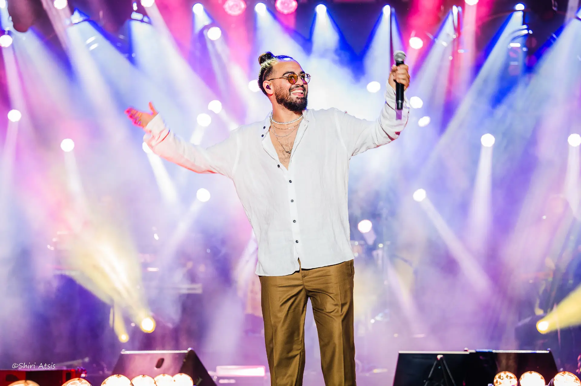 הזמר בניה ברבי מול הקהל עם תאורת גב מרהיבה בצילום של הצלמת שירי עציץ Shiriz