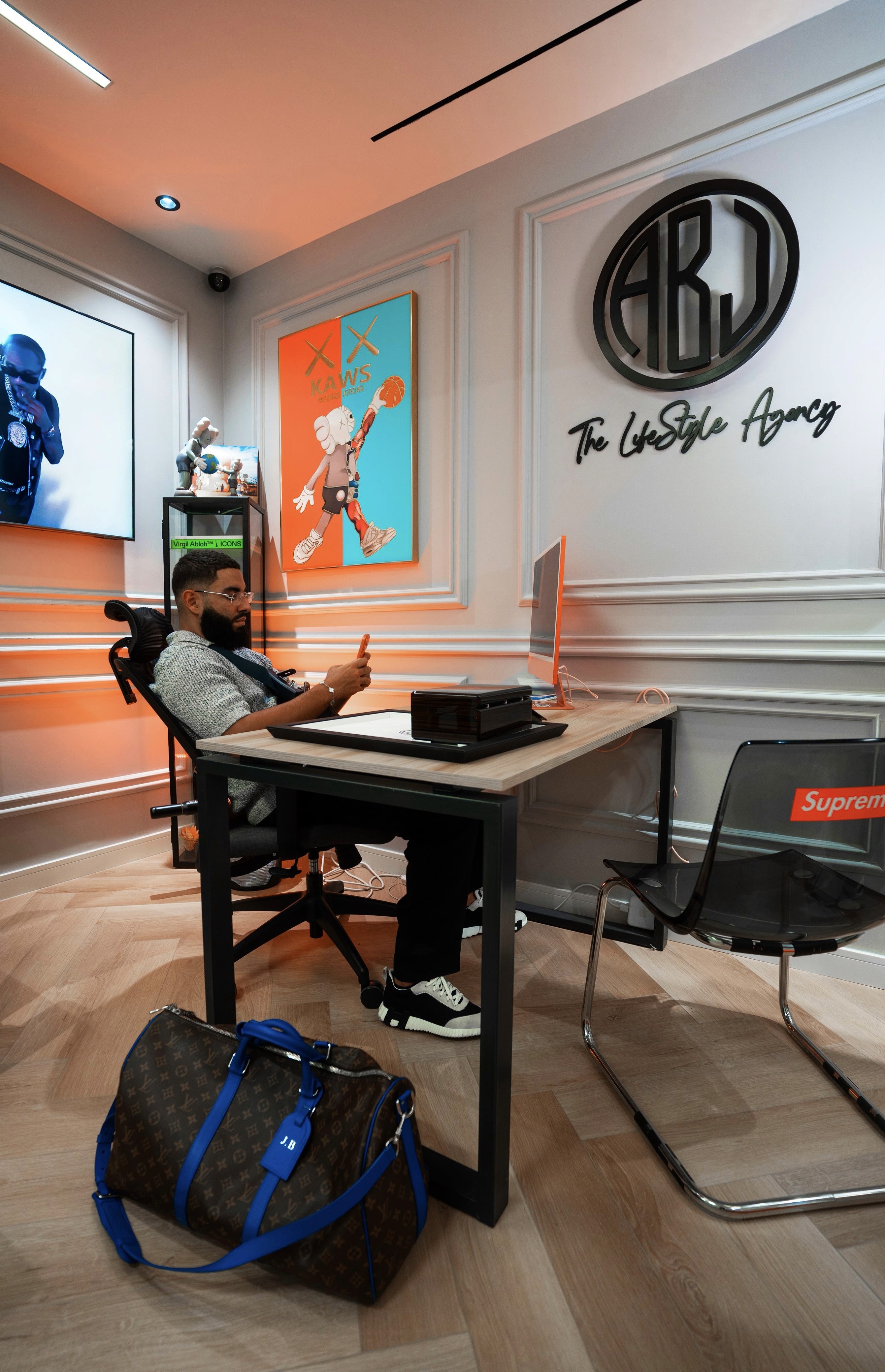 Jonathan au bureau ABJ Agency