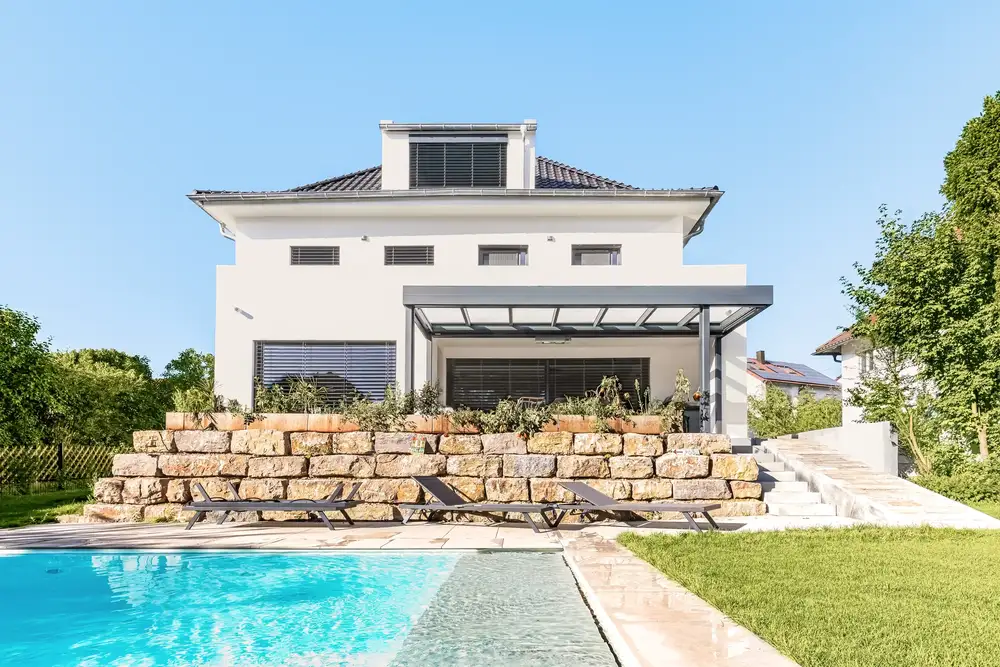 Terrassendach mit Pool im Vordergrund