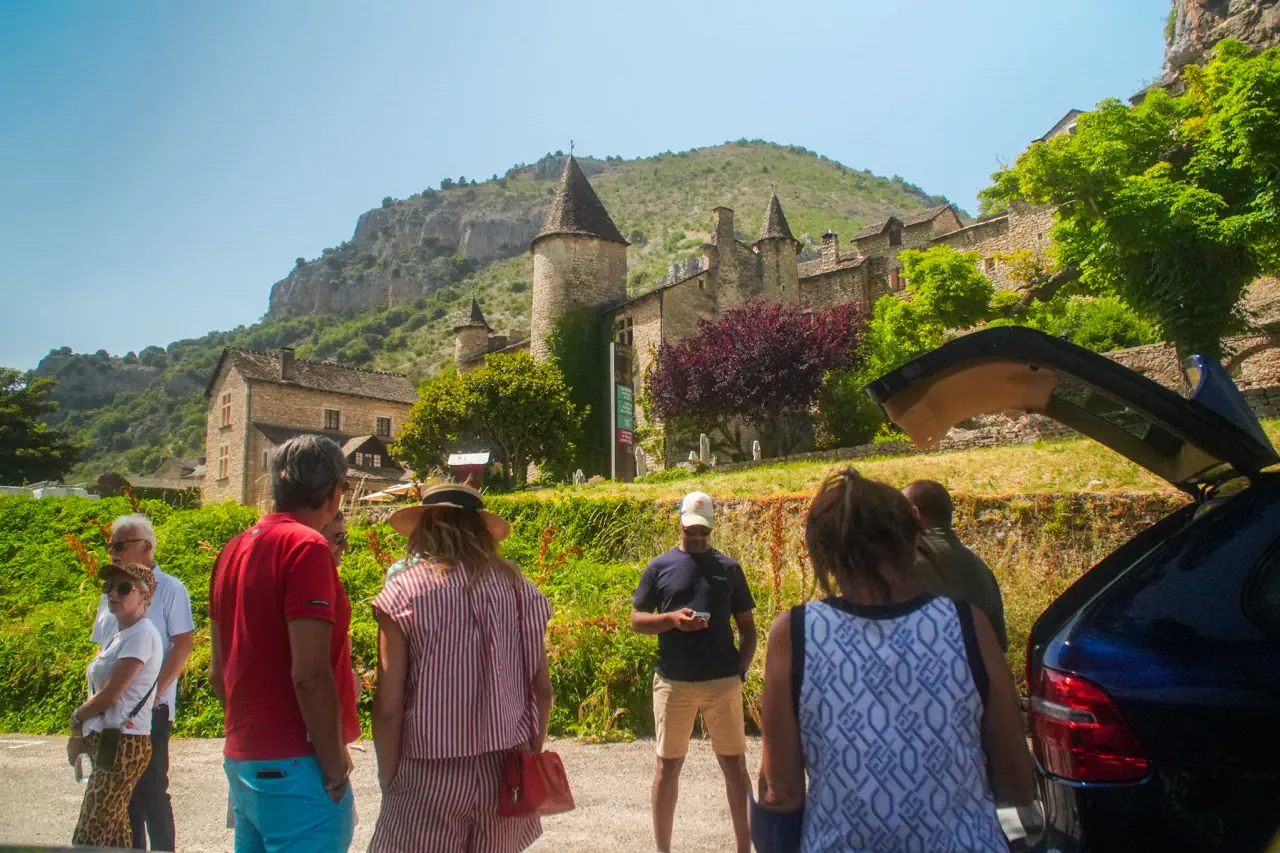 Clients devant un château lors d'un road trip Châteaux Cathares
