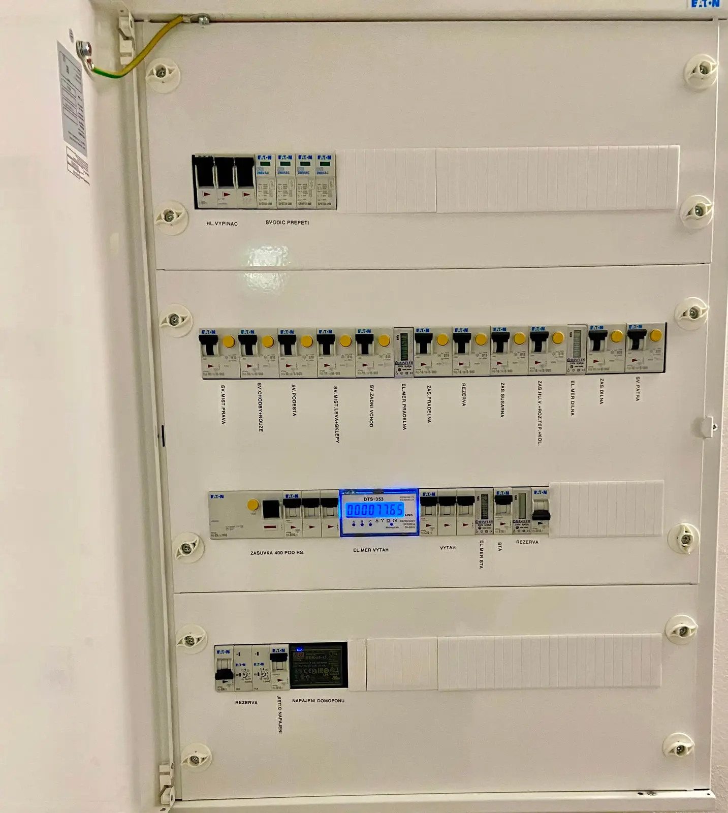 Rozvaděč elektroinstalace v interiéru