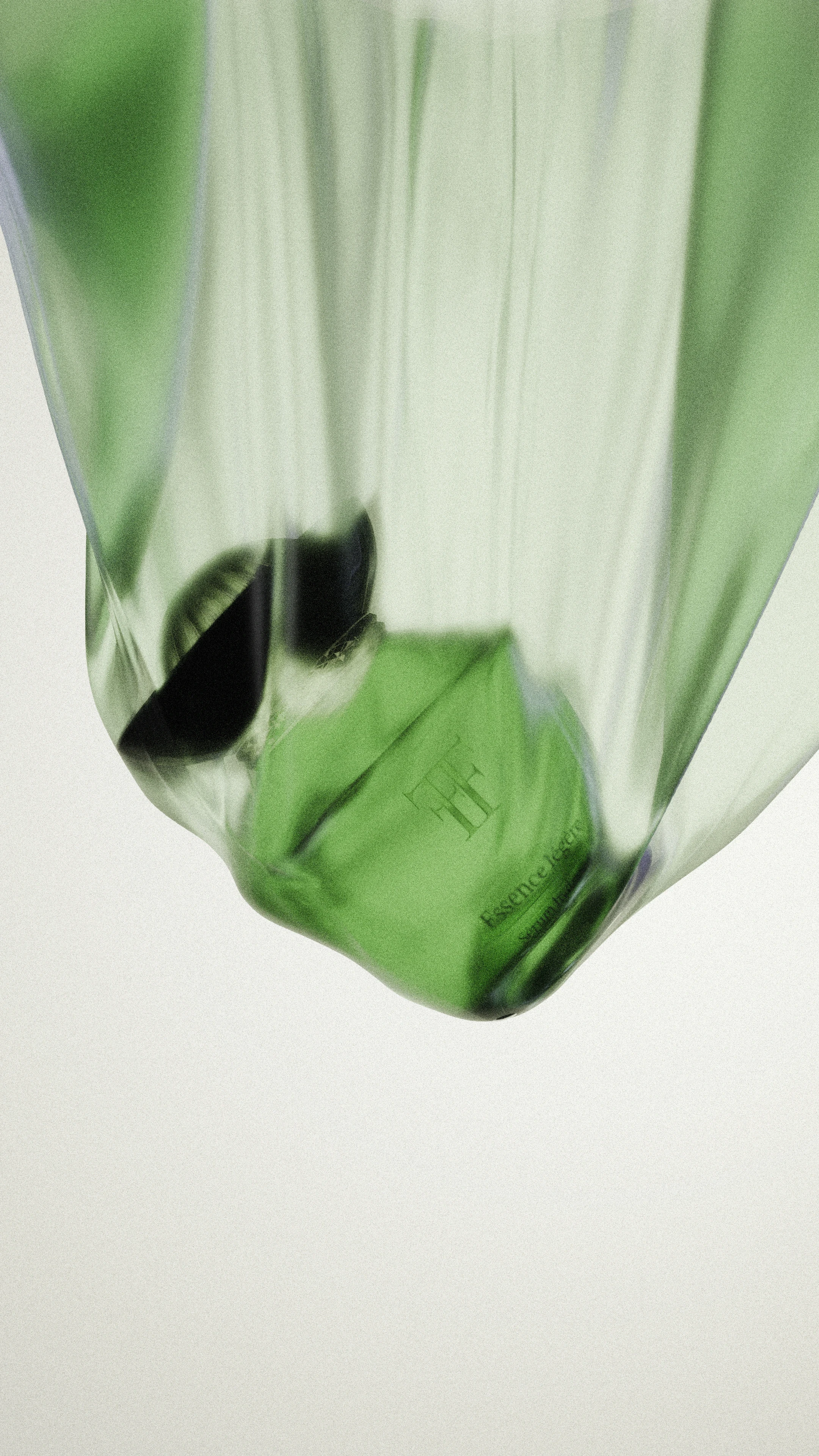 Rendu 3D d'un ensemble de flacons de parfum en verre vert sur une surface réfléchissante.