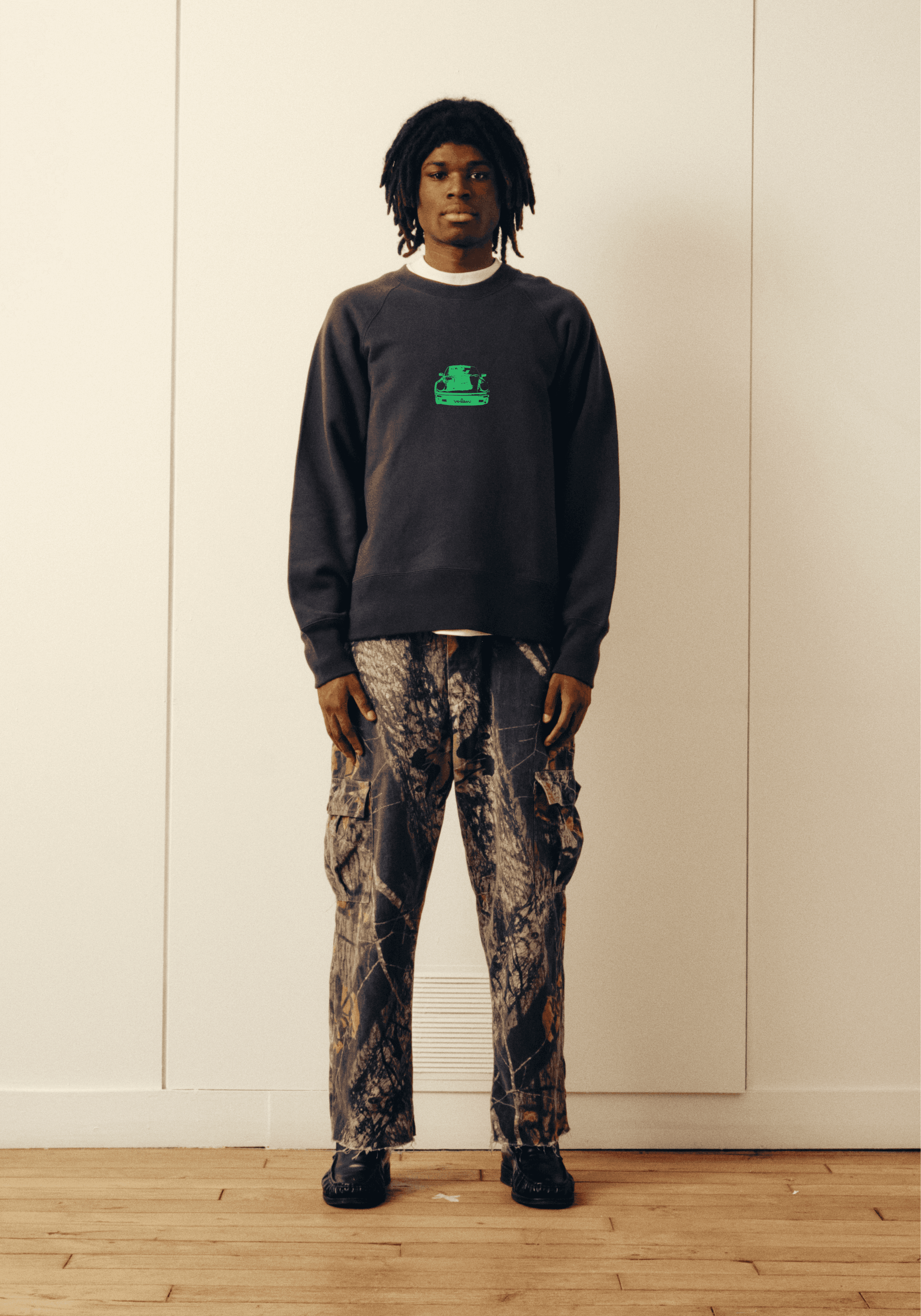 Mannequin portant le t-shirt Turbo noir avec des motif vert de Verlan Paris