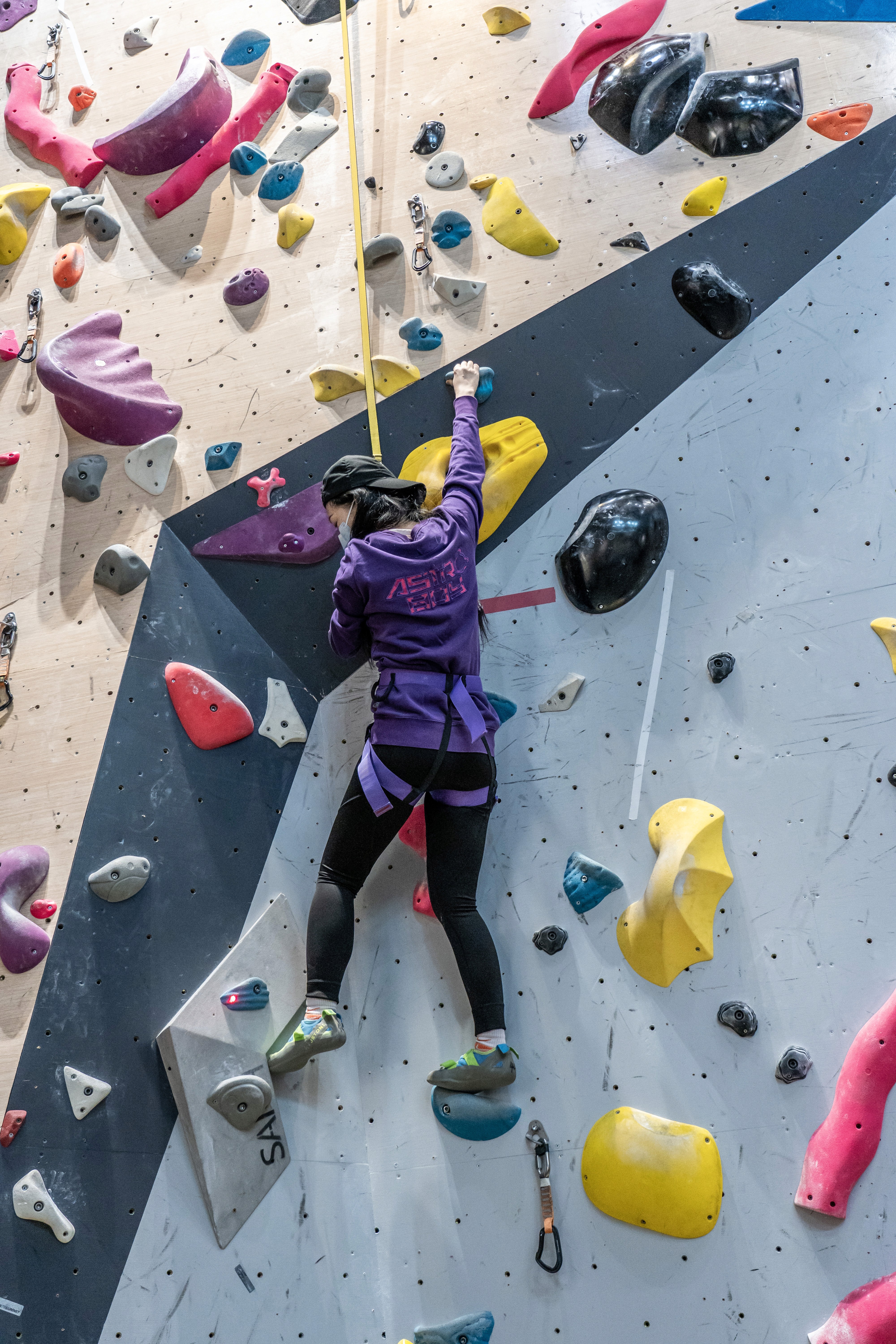 攀岩者正在攀爬墙面