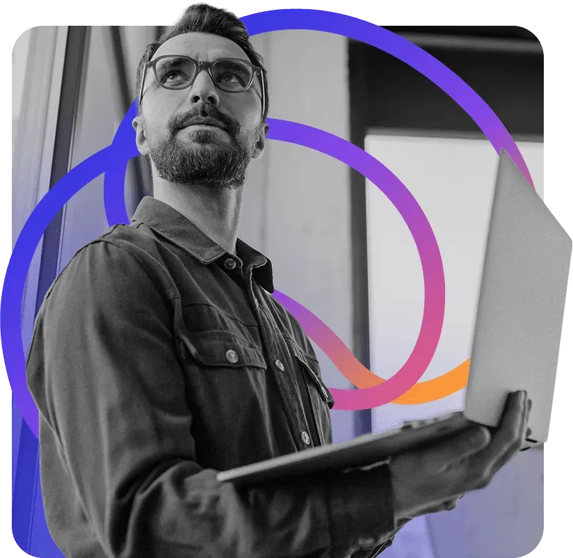 Homen confiante segurando um laptop