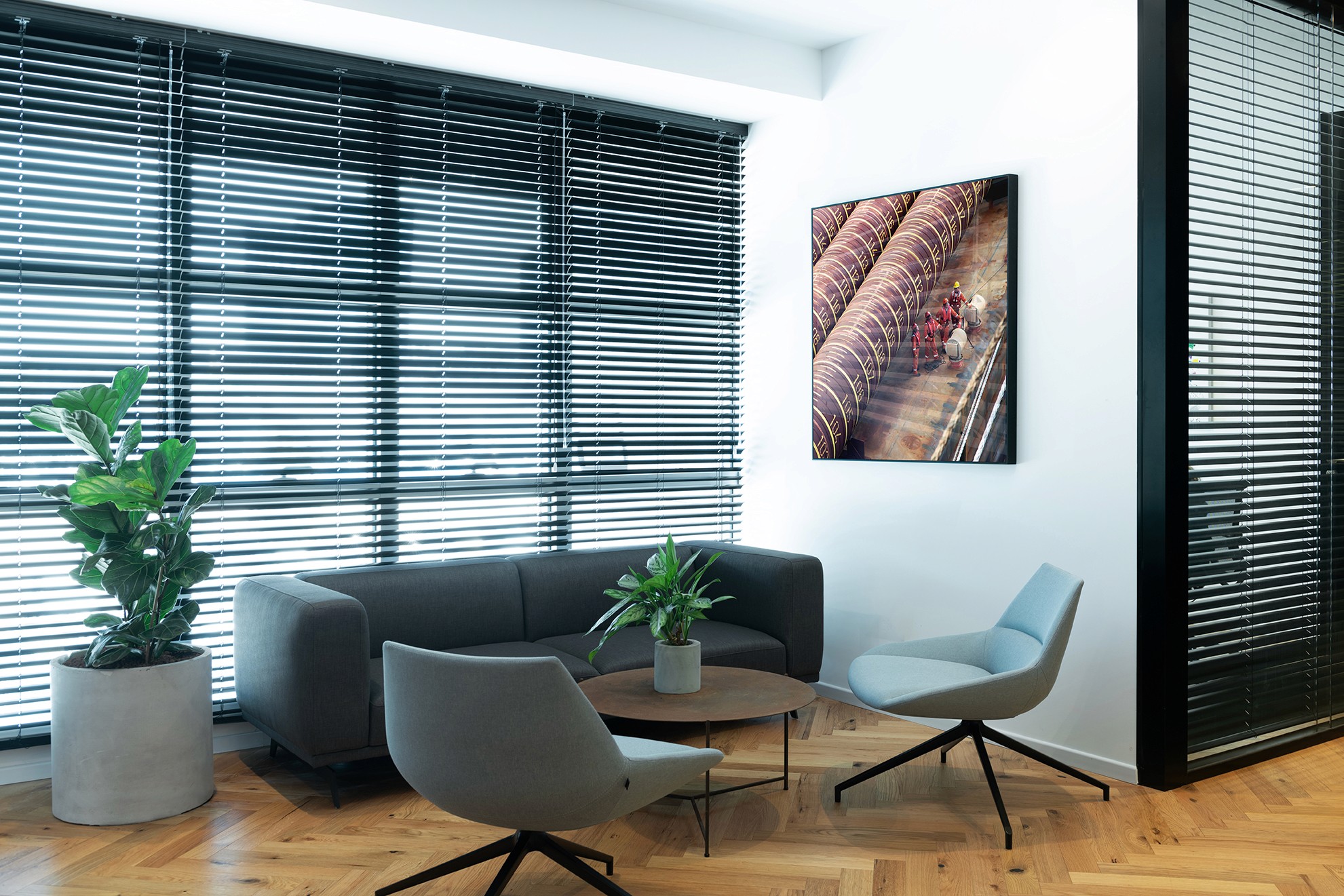 תרגום לוגו החברה לאלמנט בנוי – דלפק קבלה בנגרות Custom Made בצורת סמל המותג, צבוע באפוקסי אדום