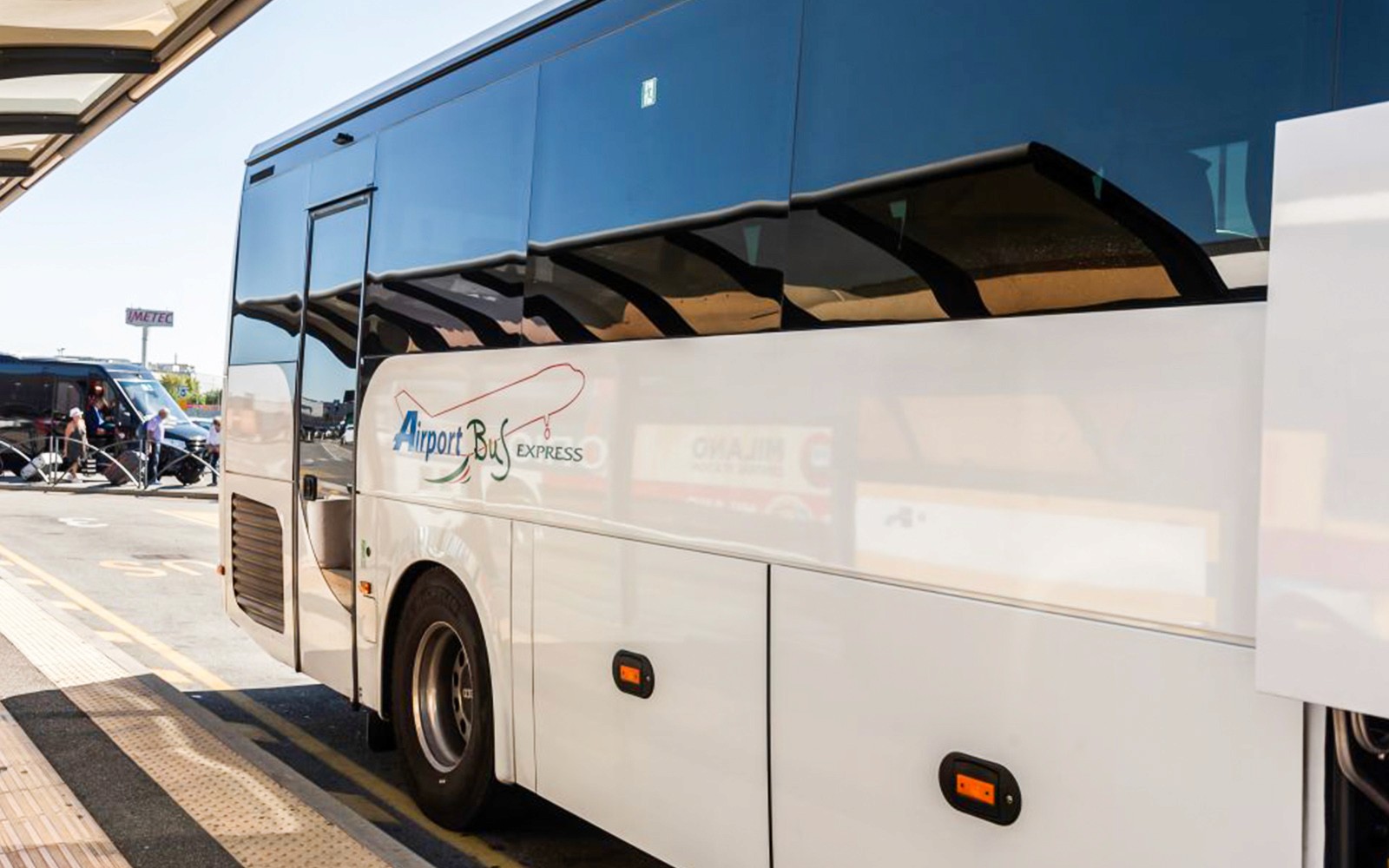 Bus bandara di Milan Malpensa untuk rute Turin Corso Bolzano.