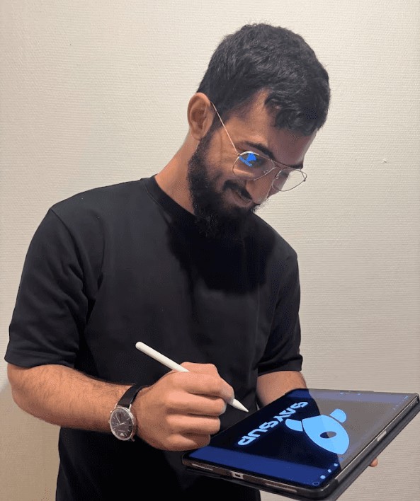 Photo de Adam entrain de créer un logo