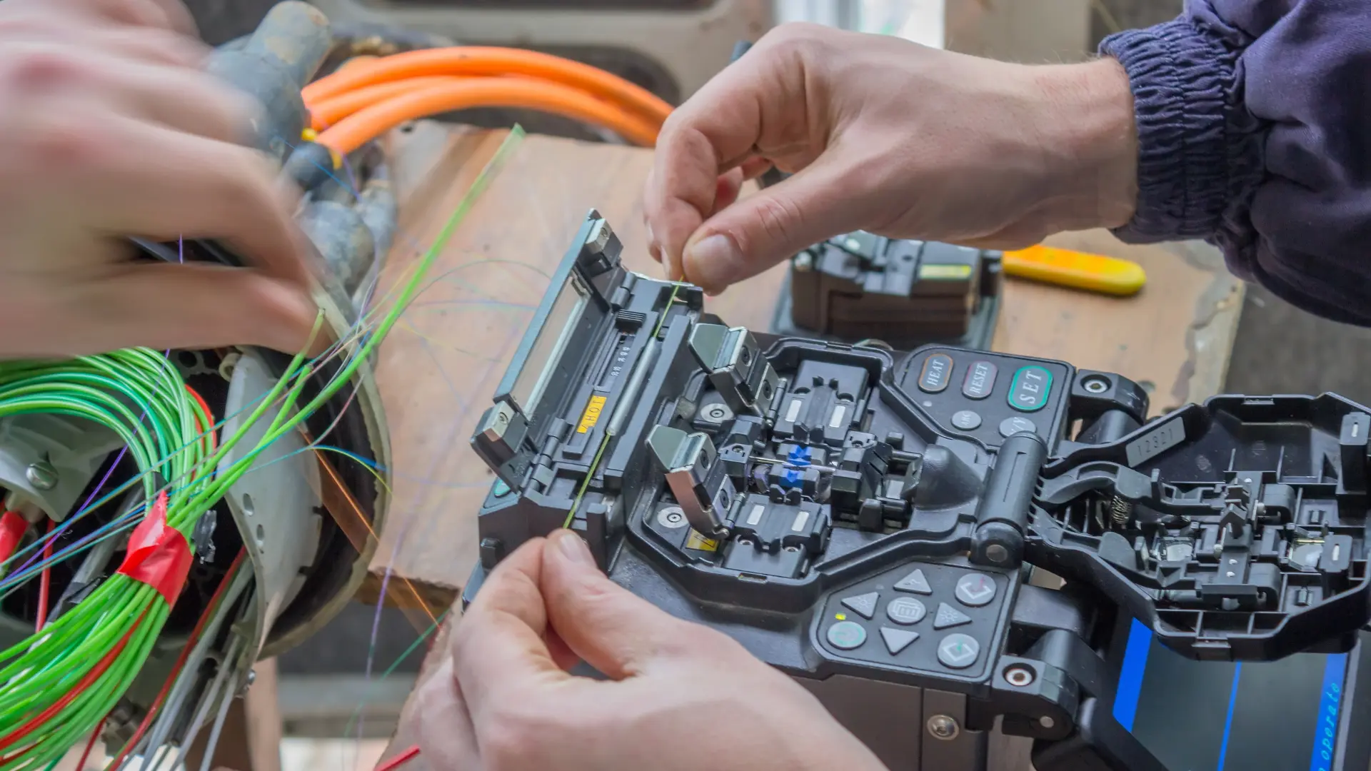 Technicien fibre optique en action